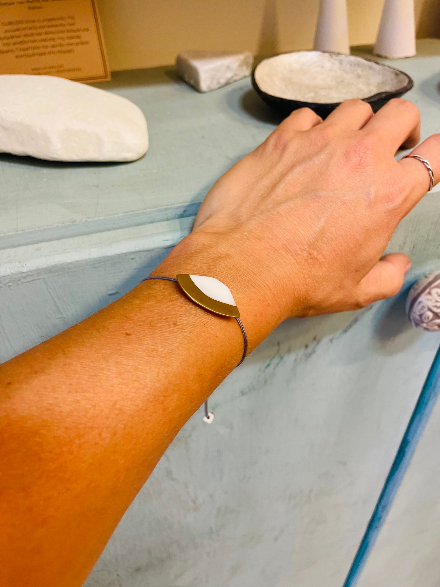 Brass bracelet with resin | Ventalia Bracelet - CURIUDO