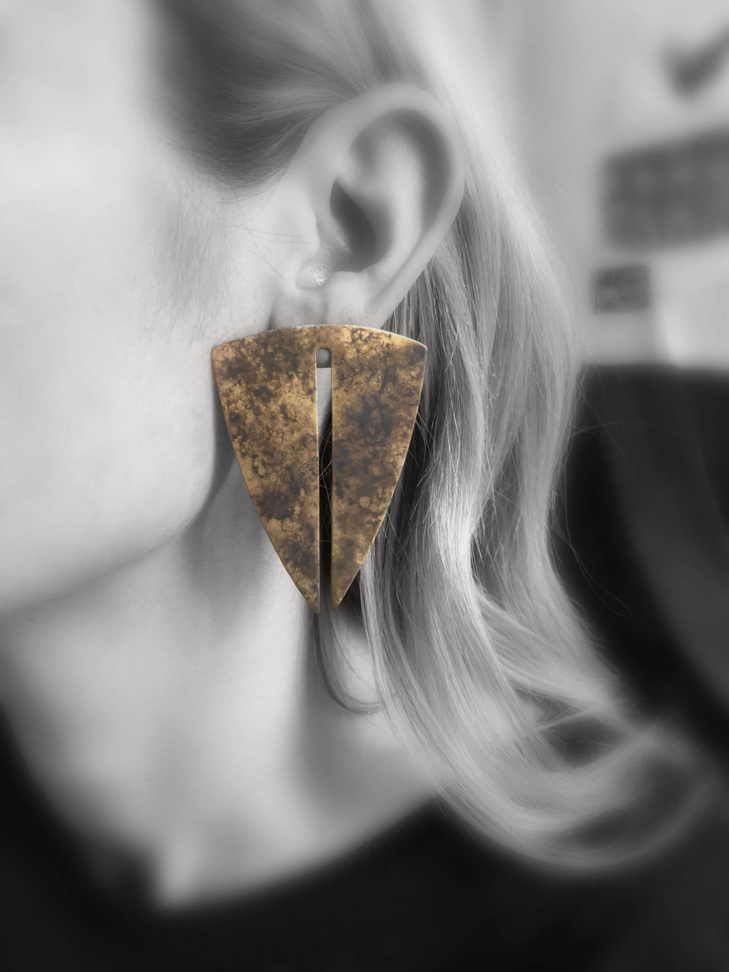 Oxidised brass earrings | Yellow - Black Towards the Earth Earrings - CURIUDO