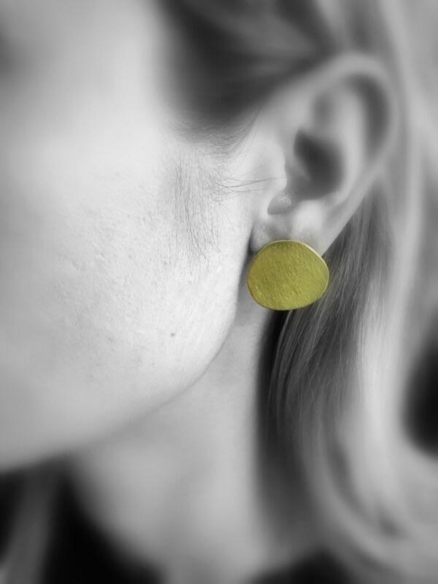 Brass earrings | Yellow Opposite Elxis Earrings - CURIUDO