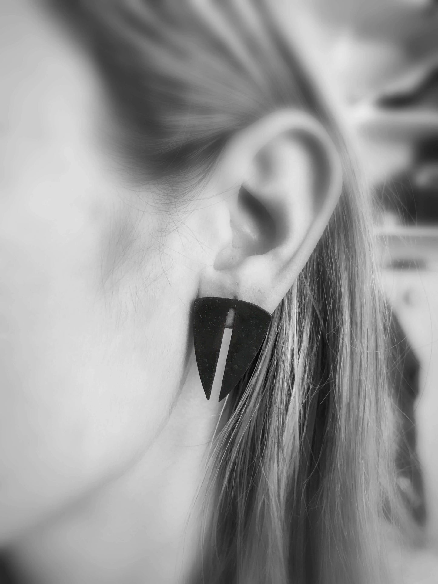 Oxidised brass earrings | Black Towards the Earth Earrings - CURIUDO