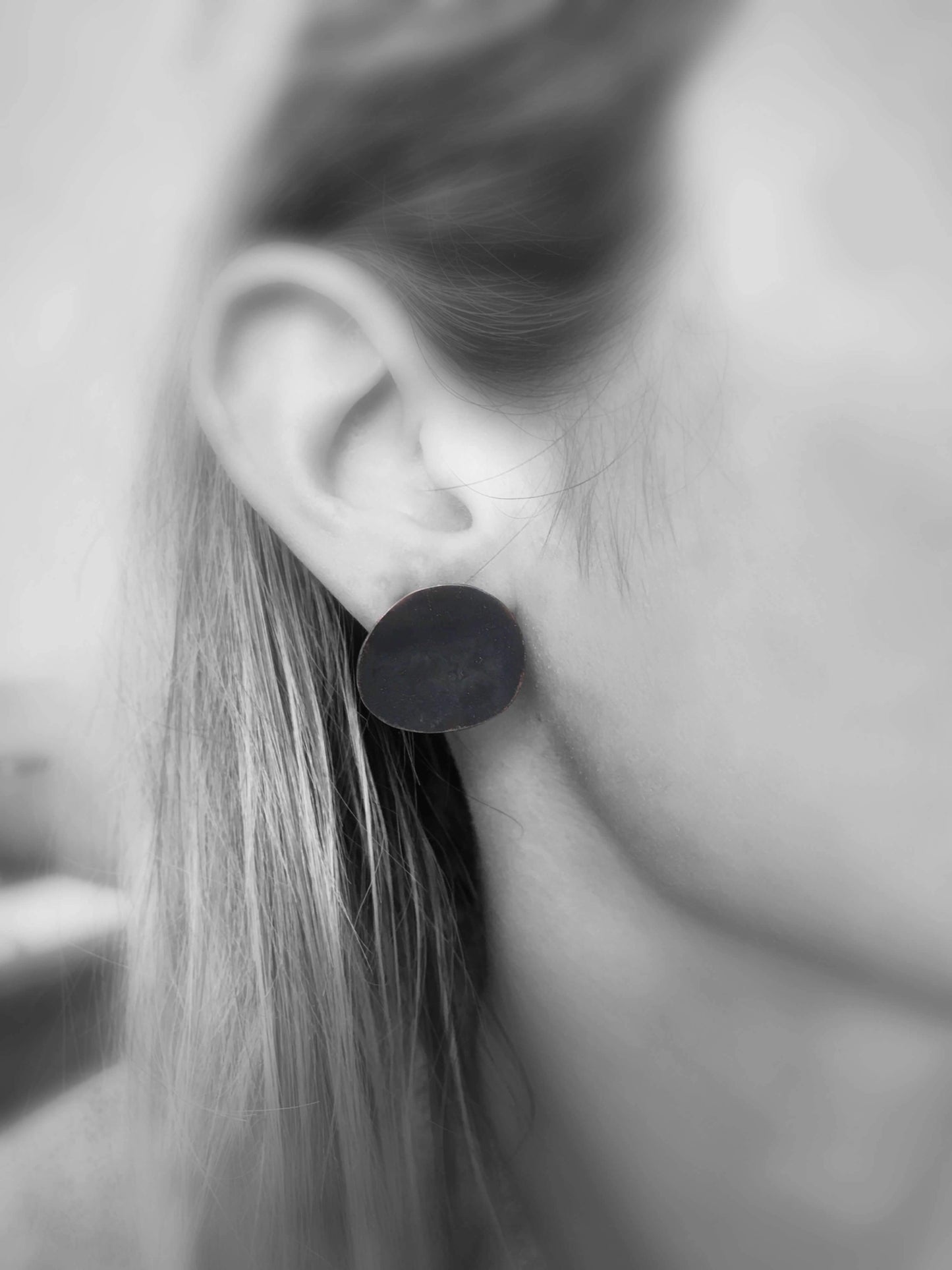 Oxidised brass earrings | Black Opposite Elxis Earrings - CURIUDO