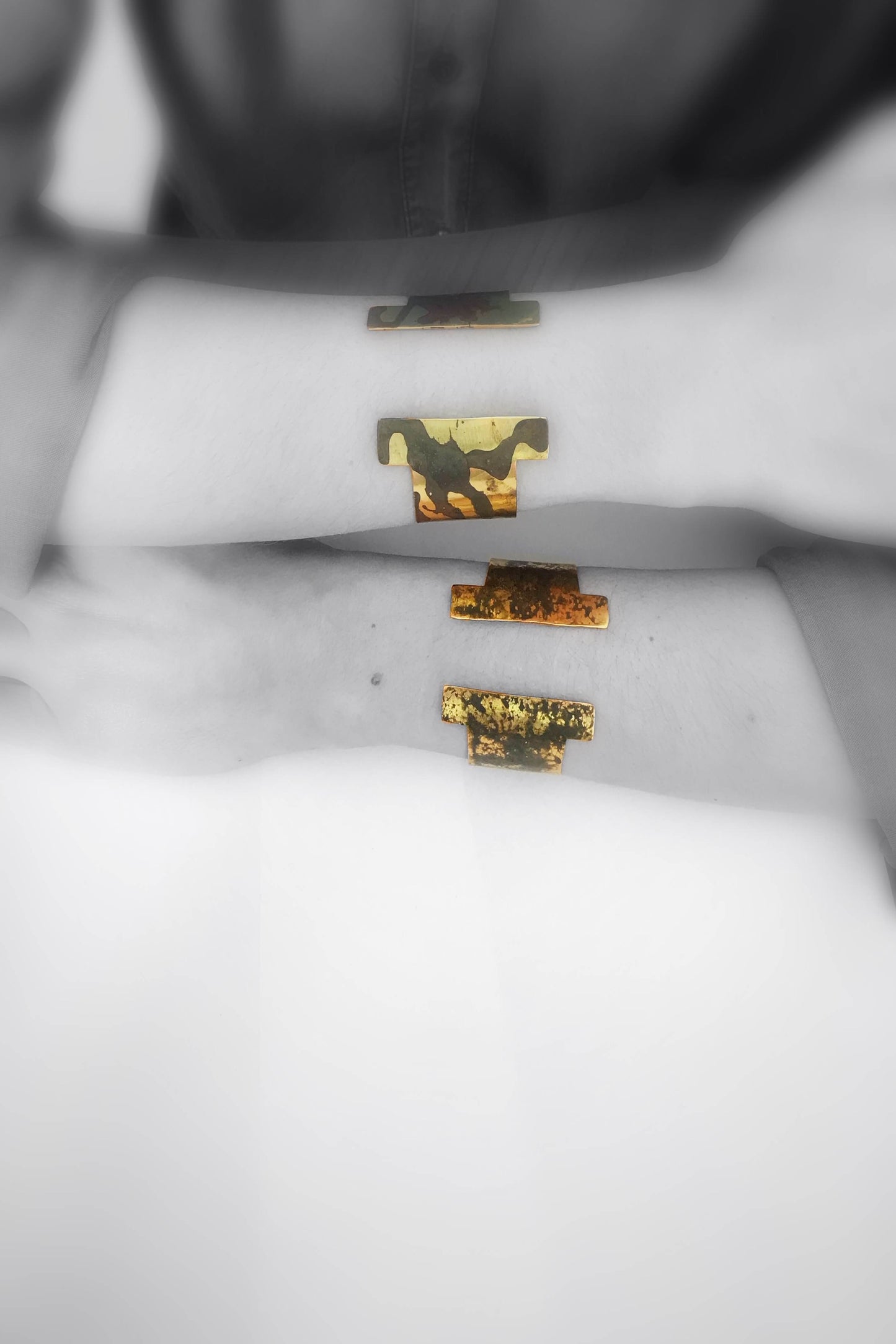 Oxidised brass cuff bracelet | Yellow - Black Apenanti Bracelet - CURIUDO