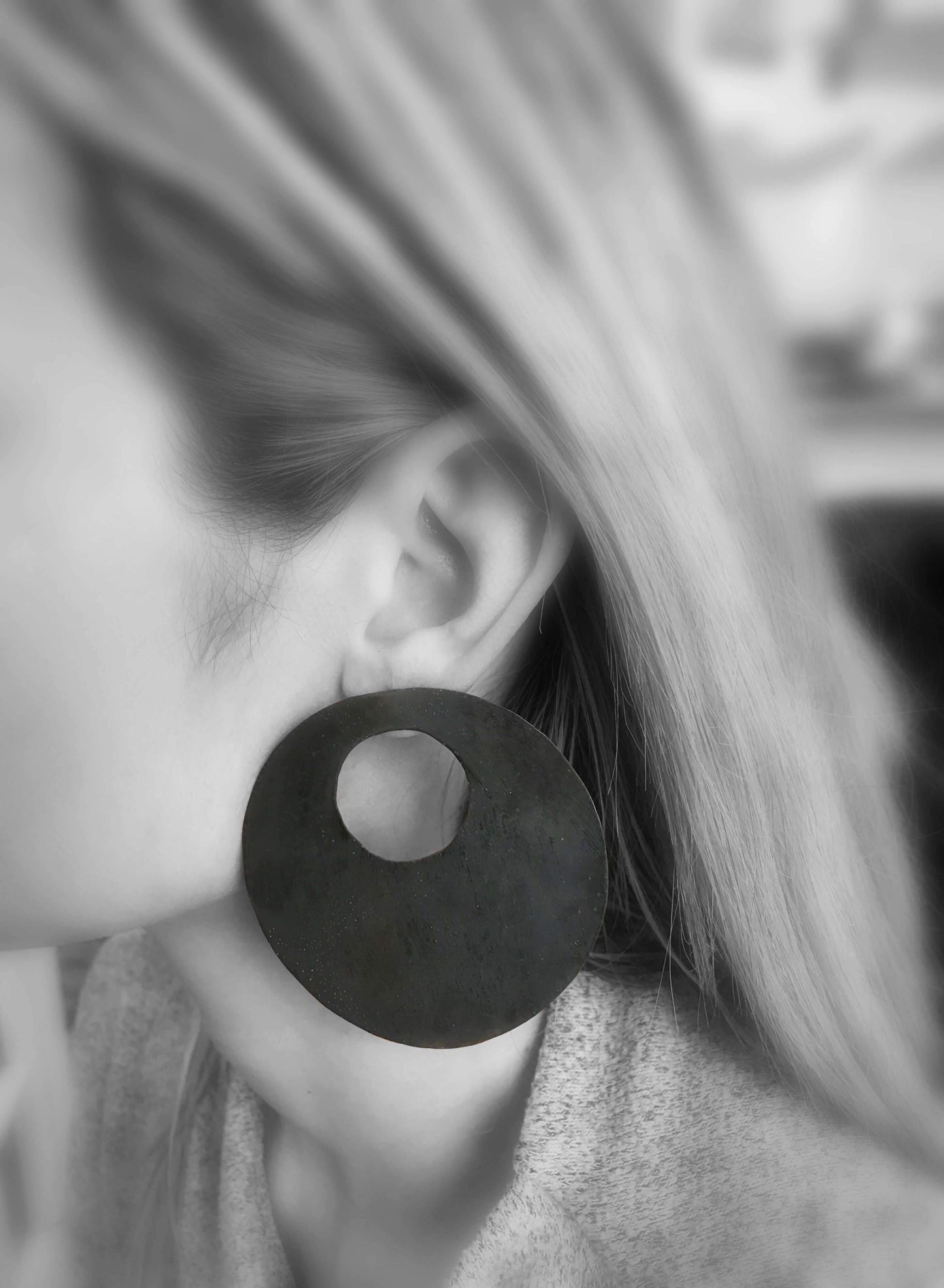 Oxidised brass earrings | Black Full Moon Earrings - CURIUDO