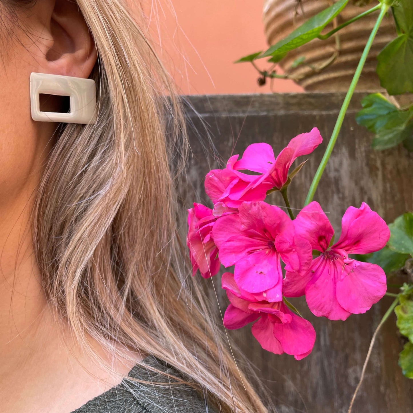 Brass earrings with resin | EnigmaEarrings - CURIUDO