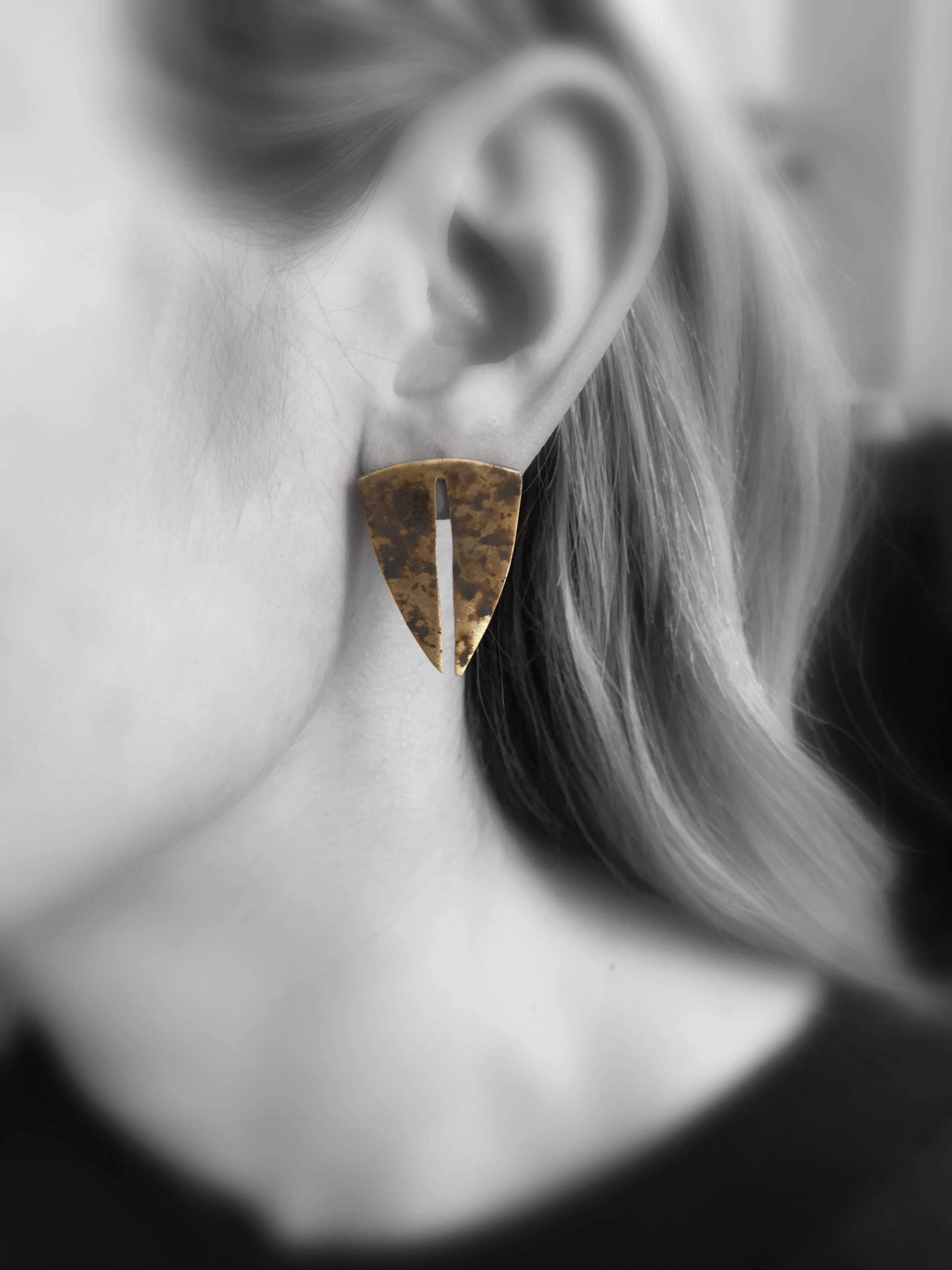 Oxidised brass earrings | Yellow - Black Towards the Earth Earrings - CURIUDO