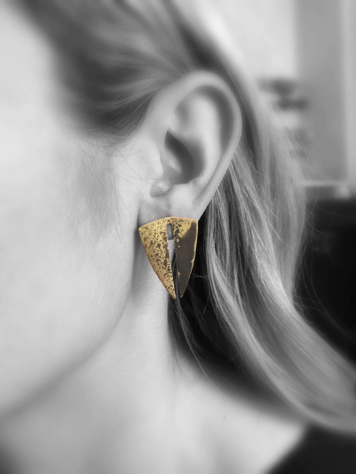 Oxidised brass earrings | Yellow - Black Towards the Earth Earrings - CURIUDO