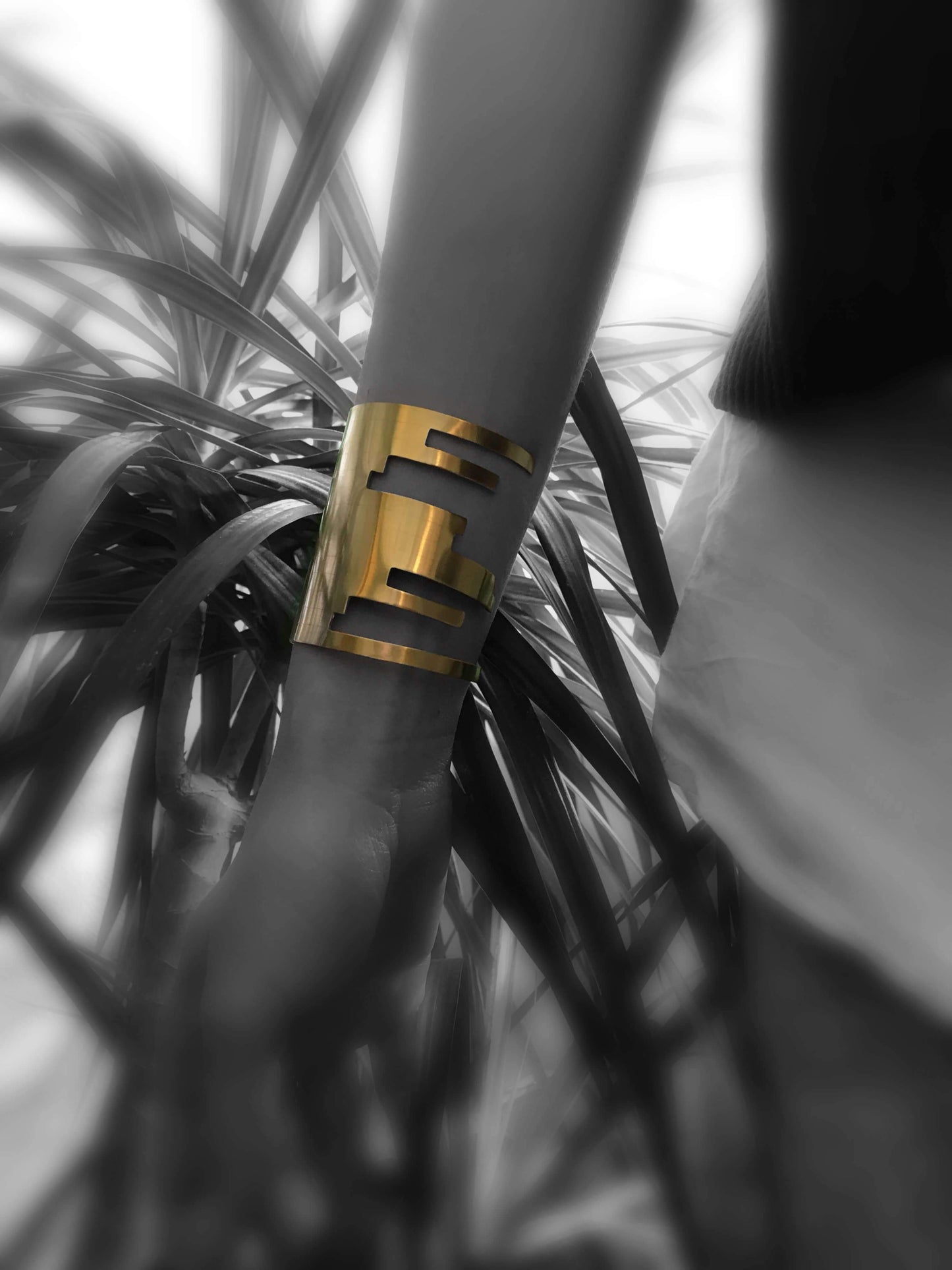 Brass cuff bracelet | Yellow Unified Lines Bracelet - CURIUDO