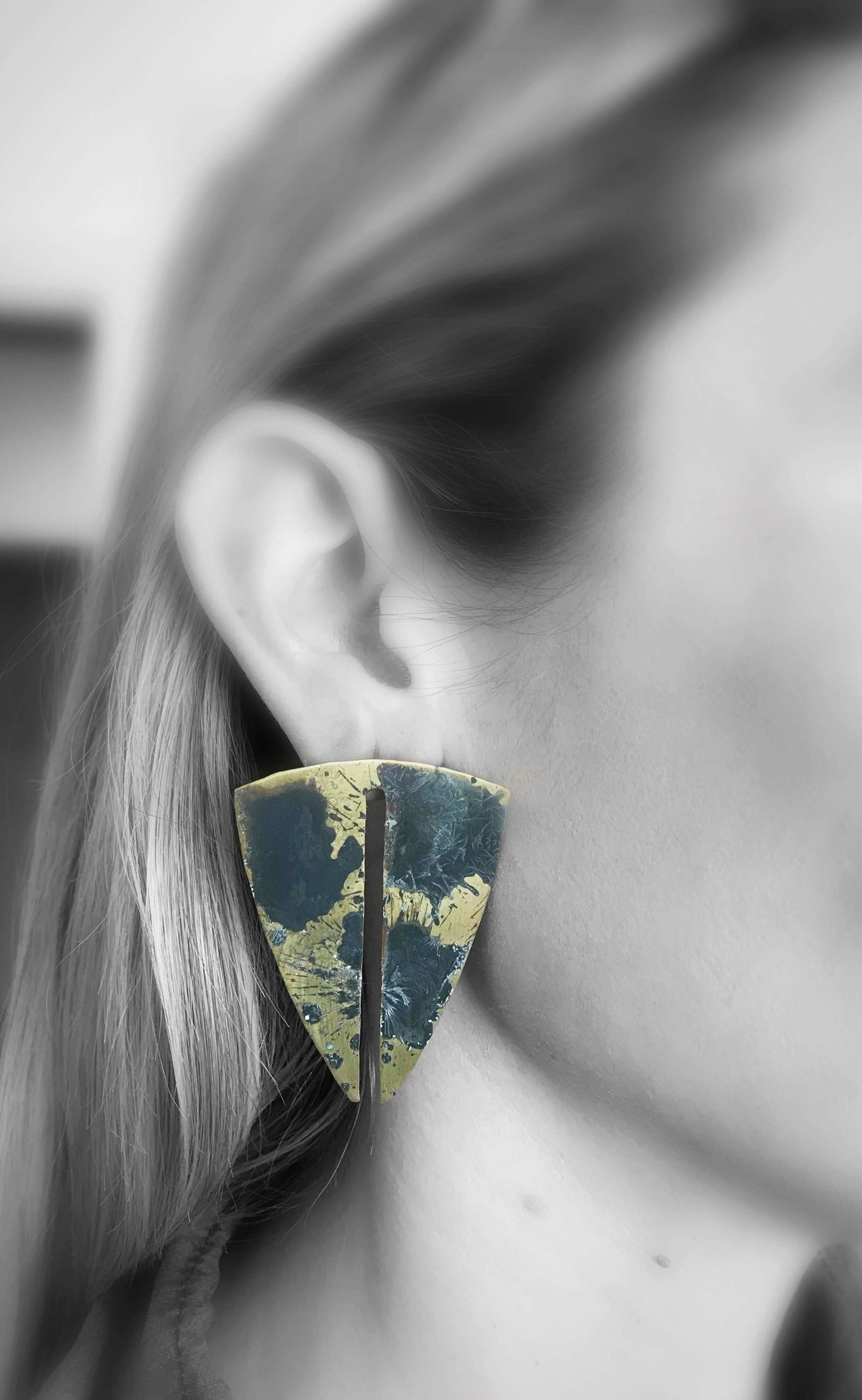 Oxidised brass earrings | Yellow - Black Towards the Earth Earrings - CURIUDO