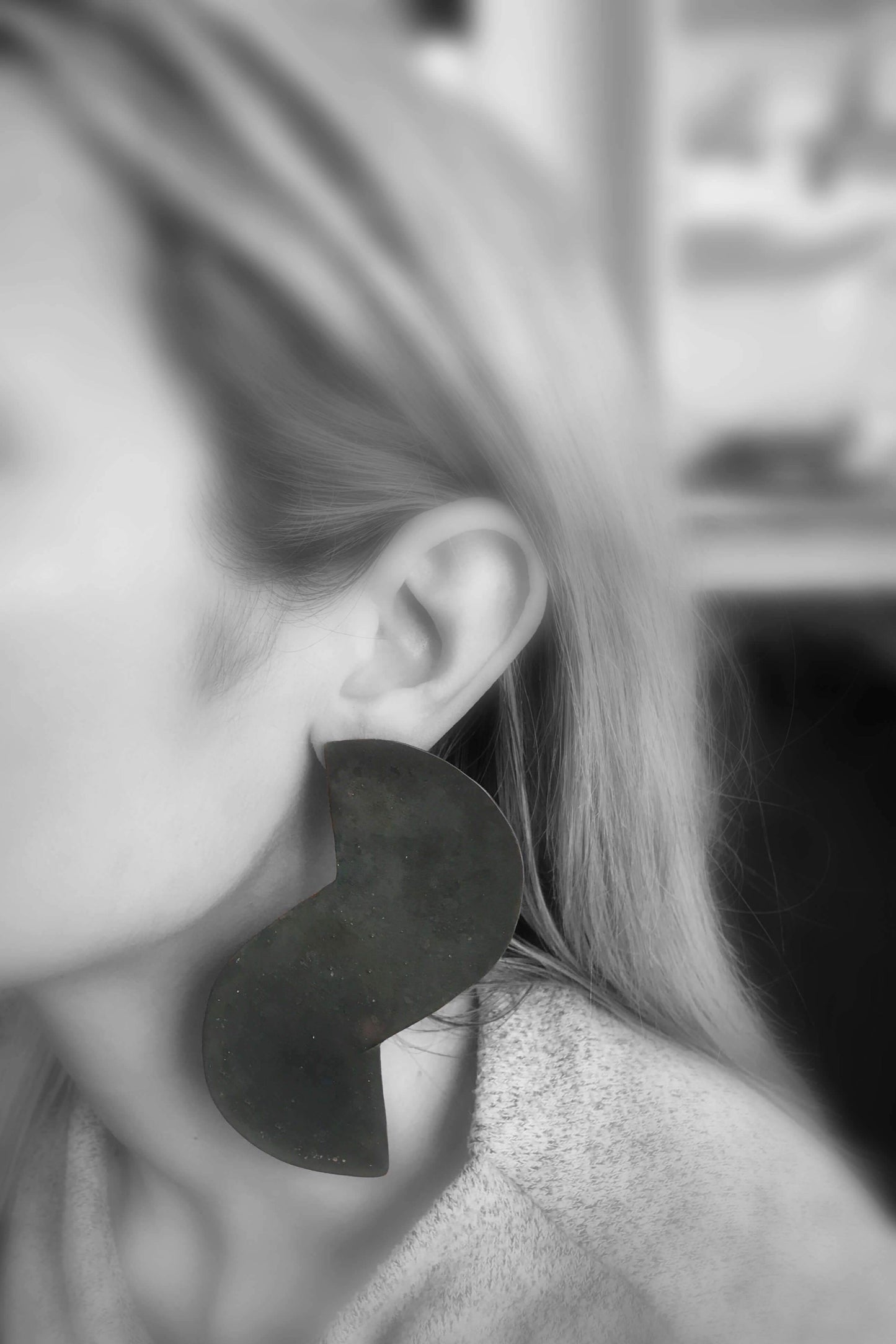 Oxidised brass earrings | Black Opposite Elxis Earrings - CURIUDO