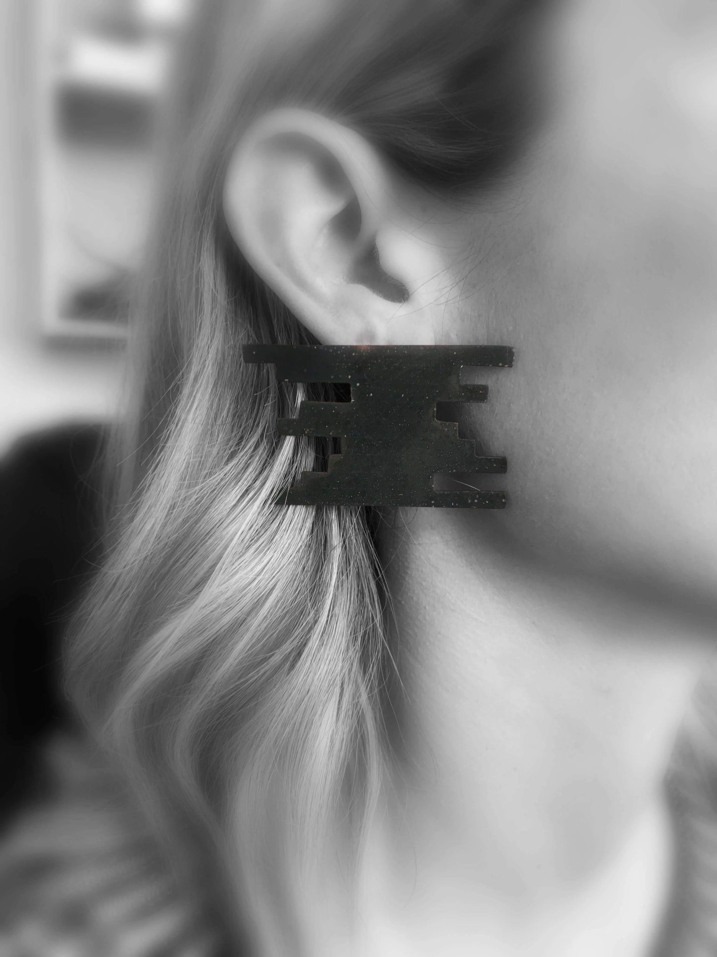 Oxidised brass earrings | Black Unified Lines Earrings - CURIUDO