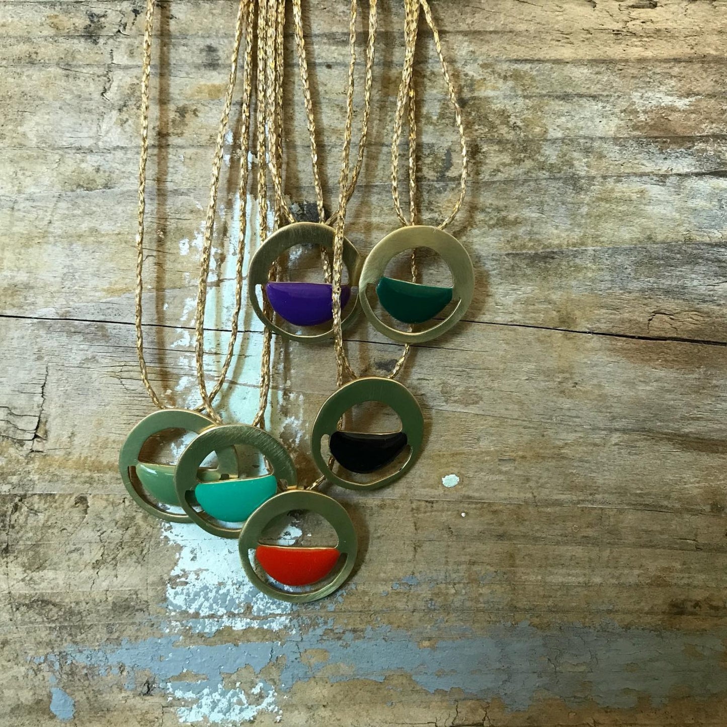 Brass necklace with resin | Allure Necklace - CURIUDO