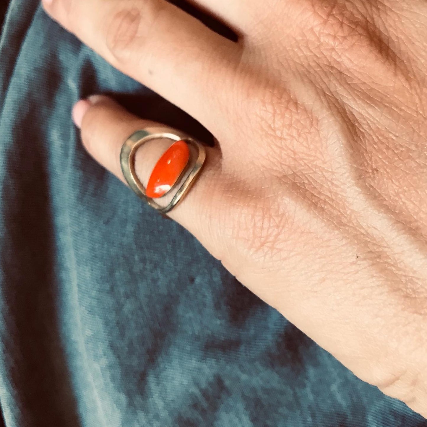 Brass ring with resin | Allure Ring - CURIUDO