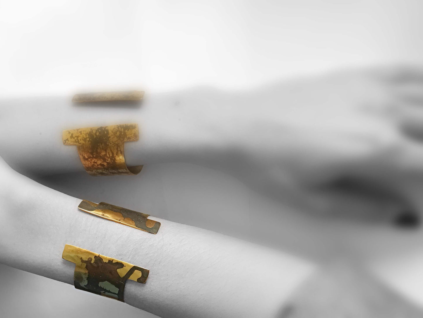 Oxidised brass cuff bracelet | Yellow - Black Apenanti Bracelet - CURIUDO
