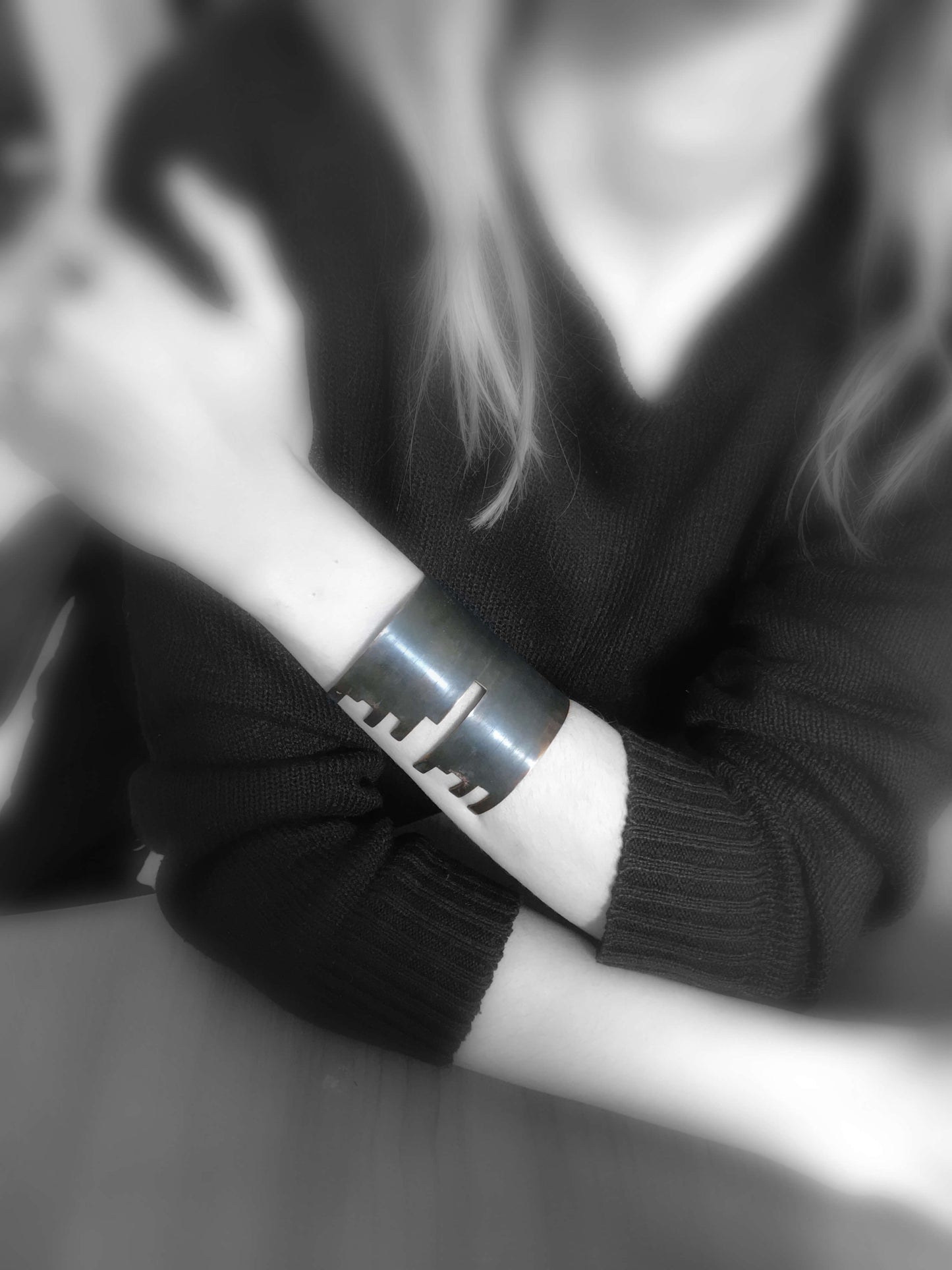 Oxidised brass cuff bracelet | Black Unified Lines Bracelet - CURIUDO