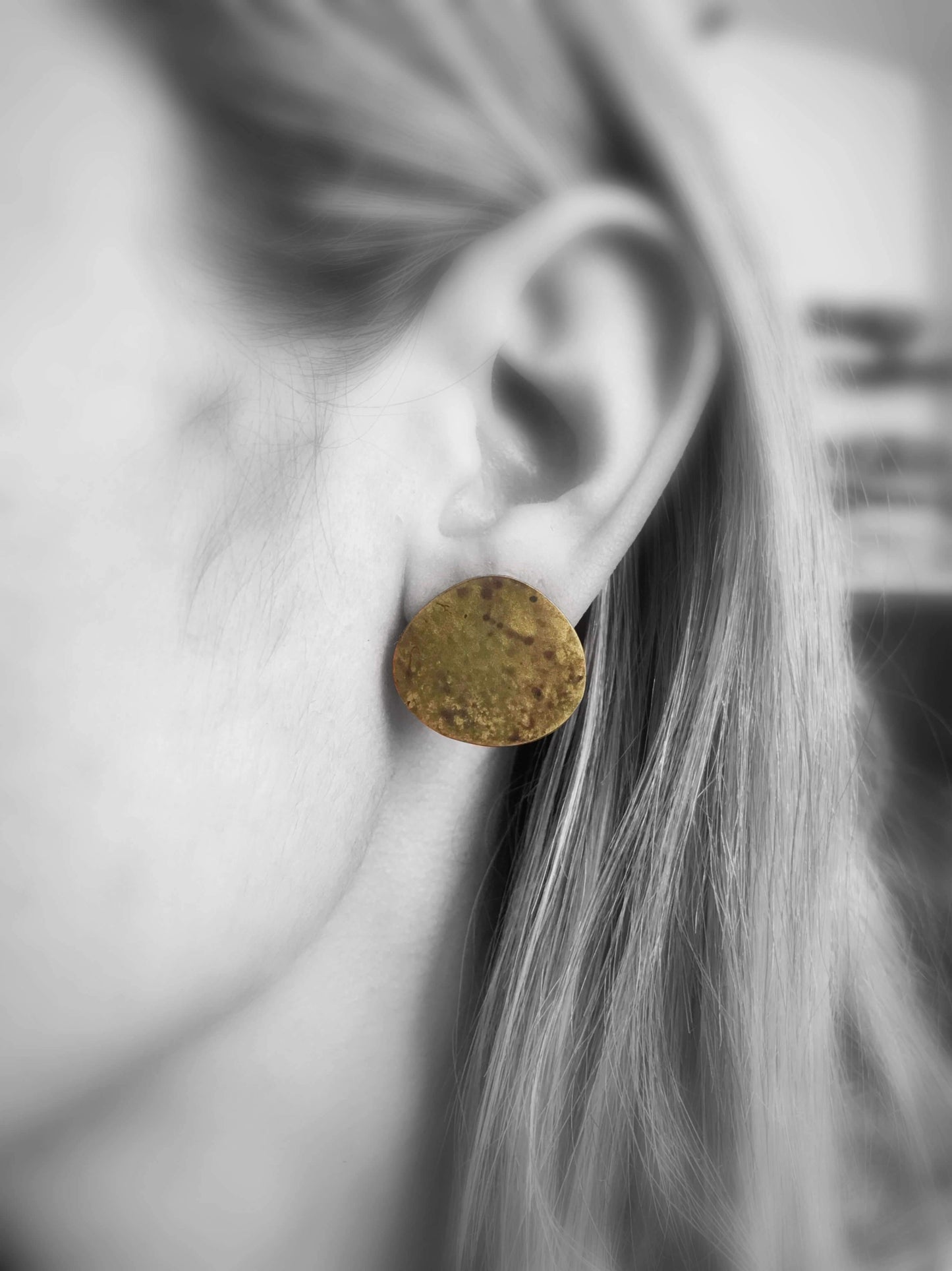 Oxidized brass earrings | Yellow - Black Dots Earrings - CURIUDO