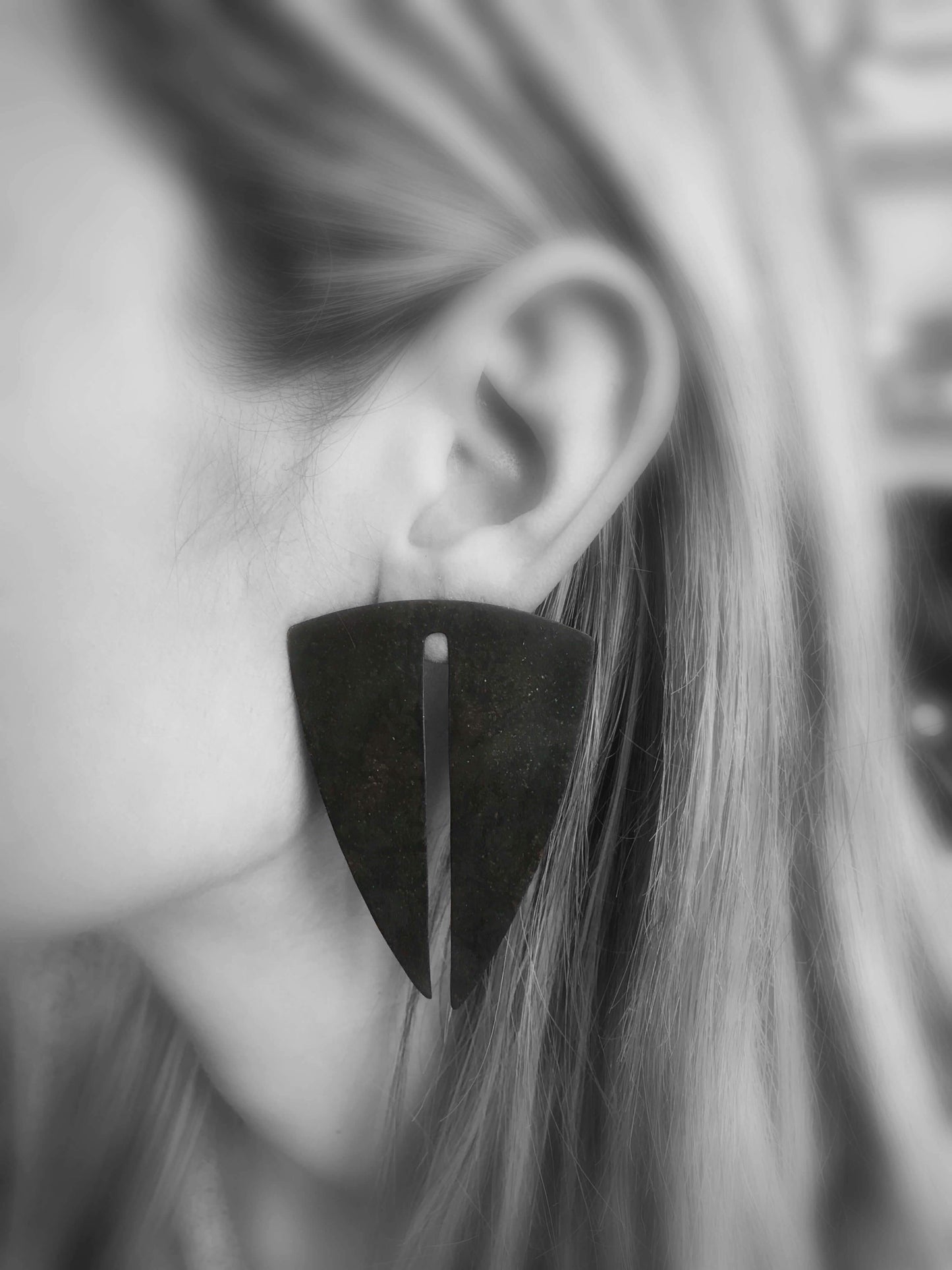 Oxidised brass earrings | Black Towards the Earth Earrings - CURIUDO