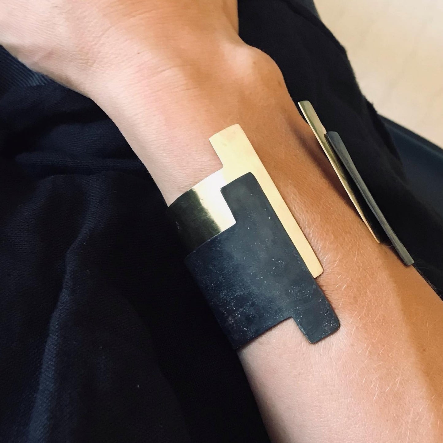 Oxidised brass cuff bracelet | Black Apenanti Bracelet - CURIUDO