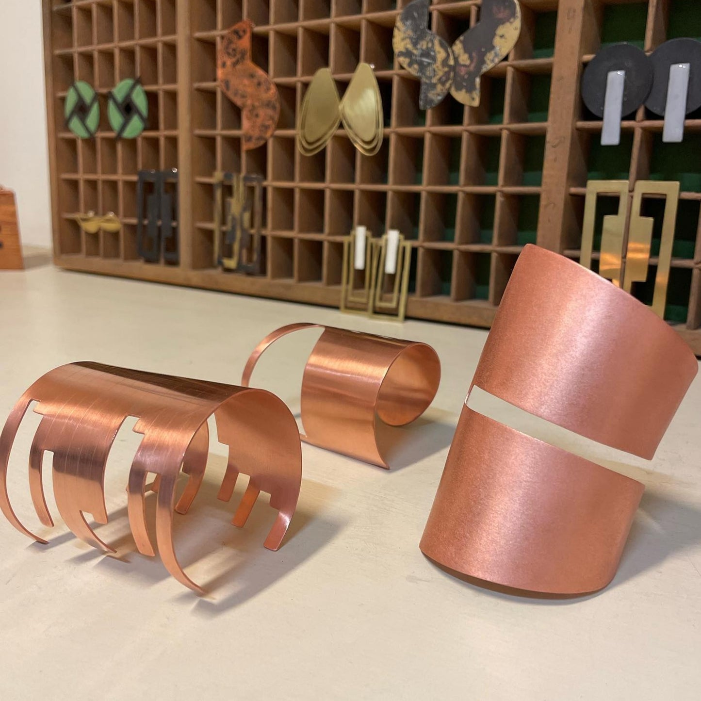 Copper cuff bracelet | Rose Towards The Earth Bracelet - CURIUDO