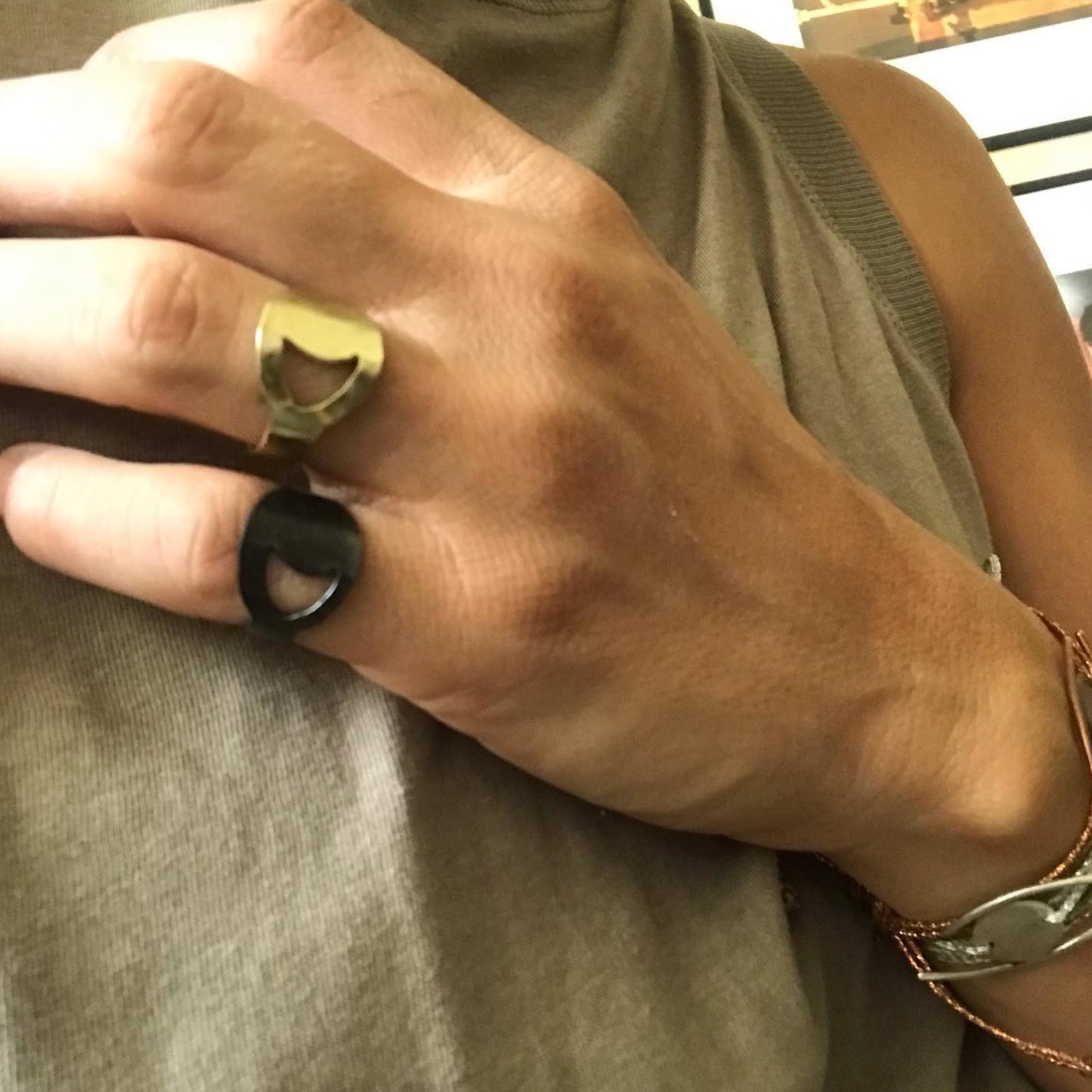 Oxidised brass ring | Black Unexpected Ring - CURIUDO