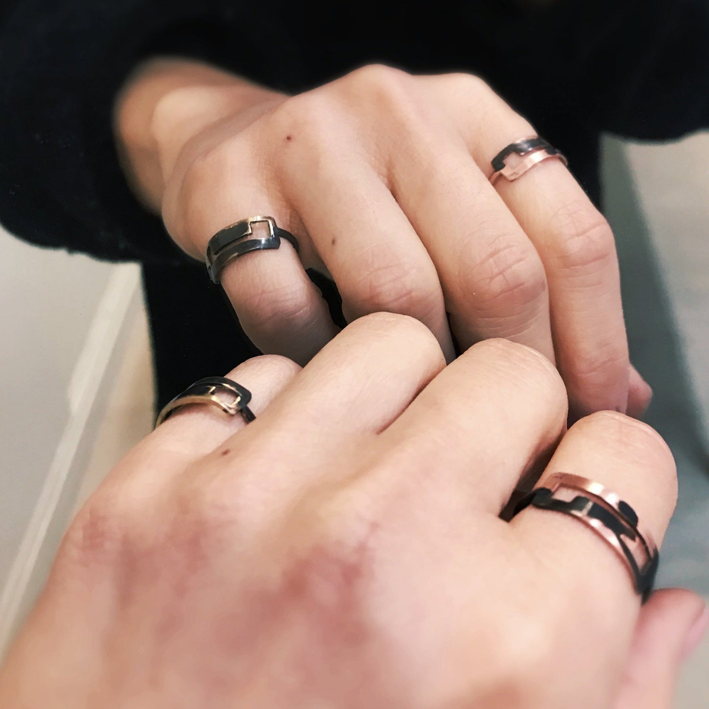Oxidised brass ring | Yellow - Black Internal Ideas Ring - CURIUDO