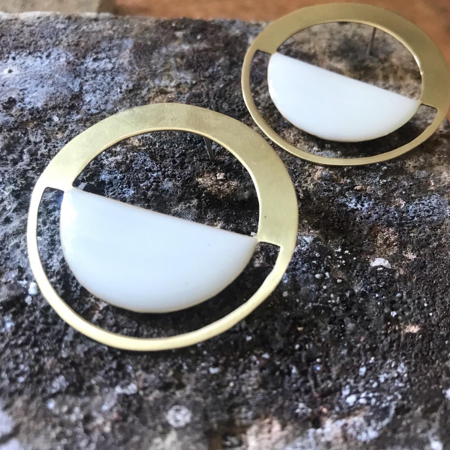 Brass earrings with resin | Allure Earrings- CURIUDO