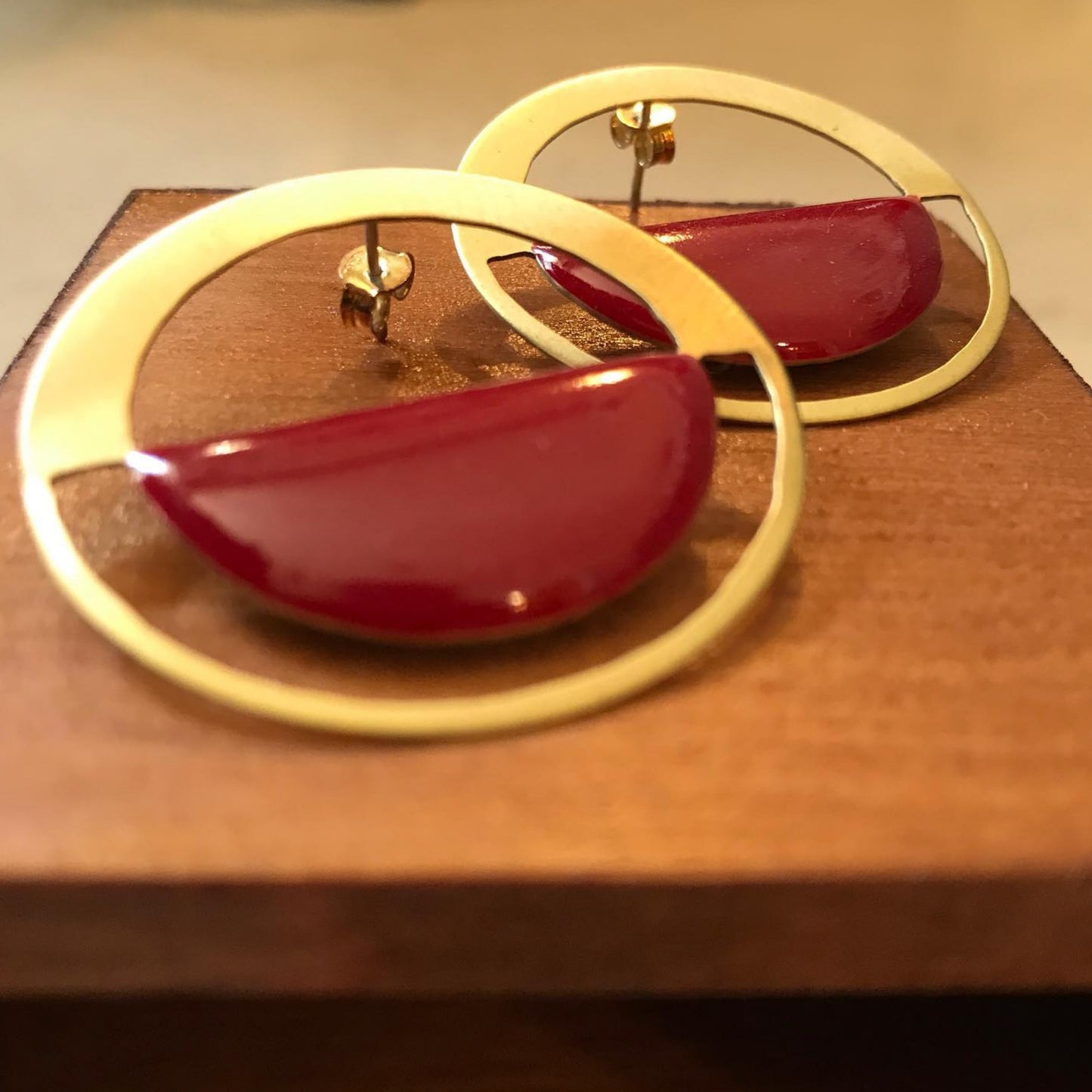 Brass earrings with resin | Allure Earrings- CURIUDO