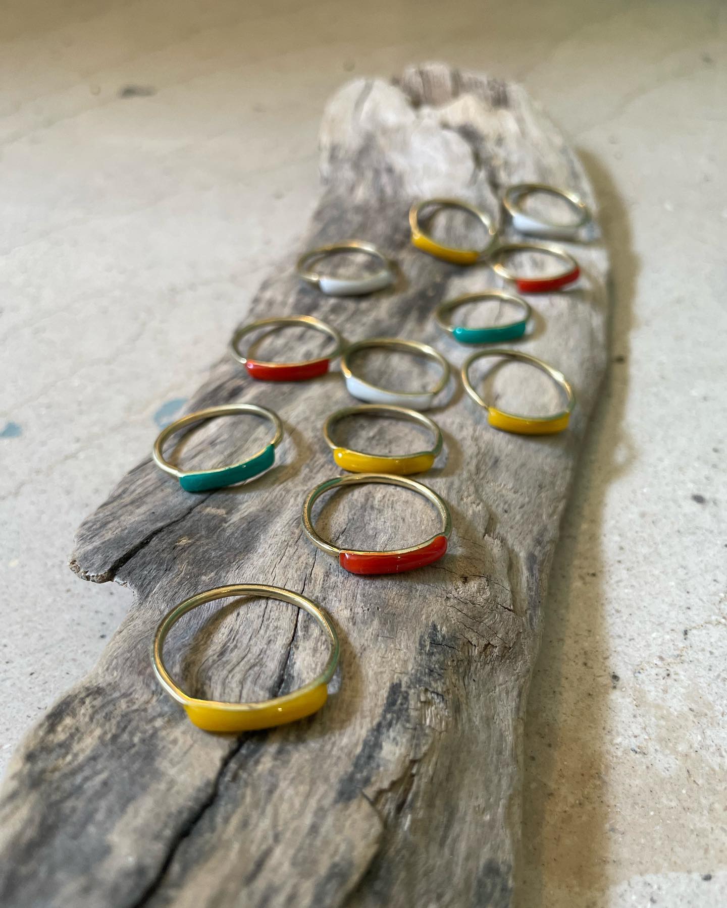 Brass Ring with dark green resin | Eclipse Ring - CURIUDO