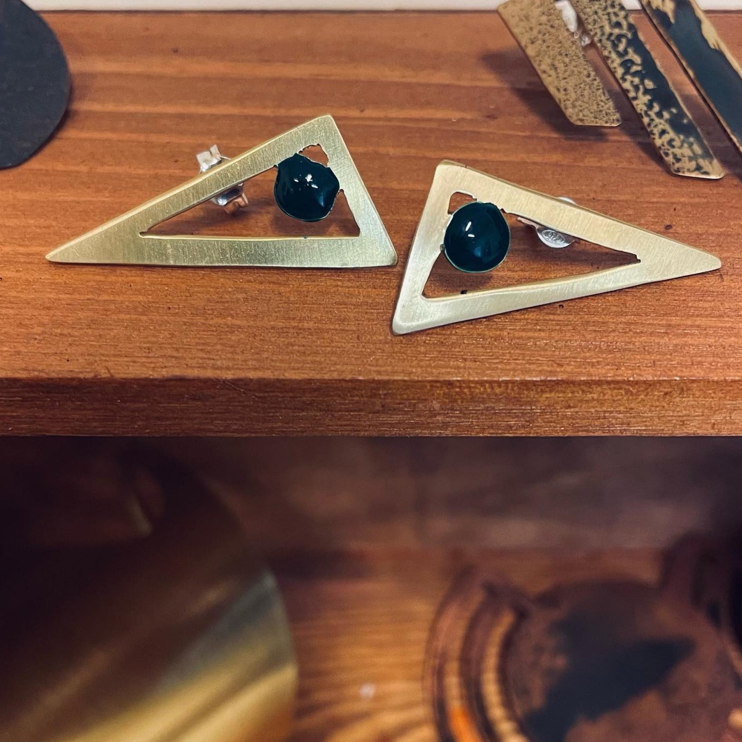 Brass earrings with resin | Glances Earrings - CURIUDO