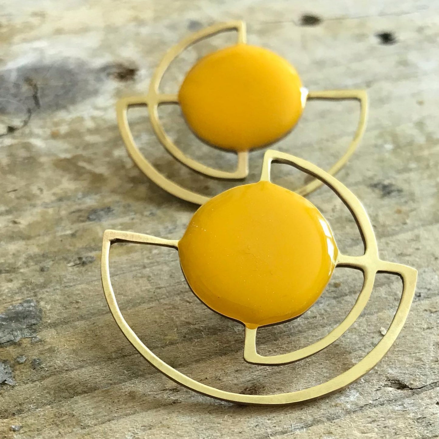 Brass earrings with resin | Solaris Earrings - CURIUDO