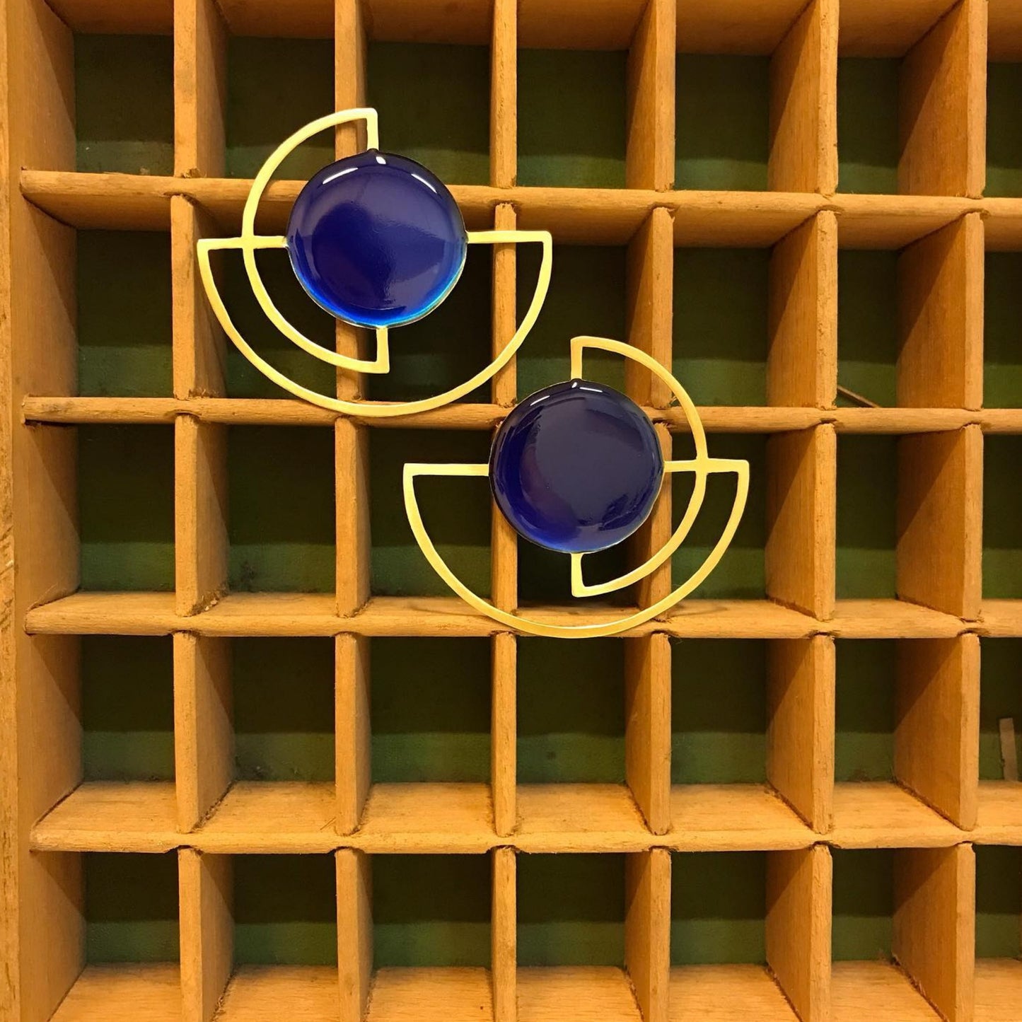 Brass earrings with resin | Solaris Earrings - CURIUDO