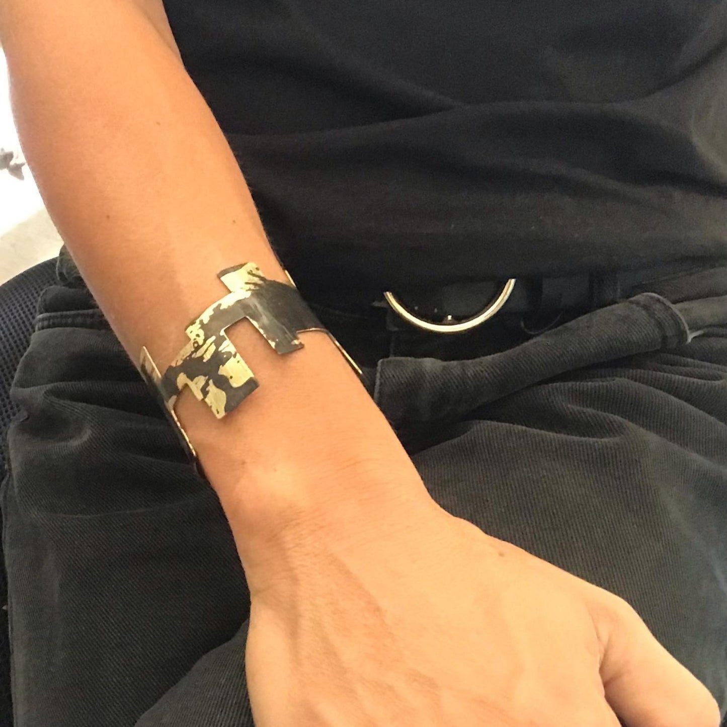 Oxidised brass cuff bracelet | Yellow - Black Tsakana Bracelet - CURIUDO