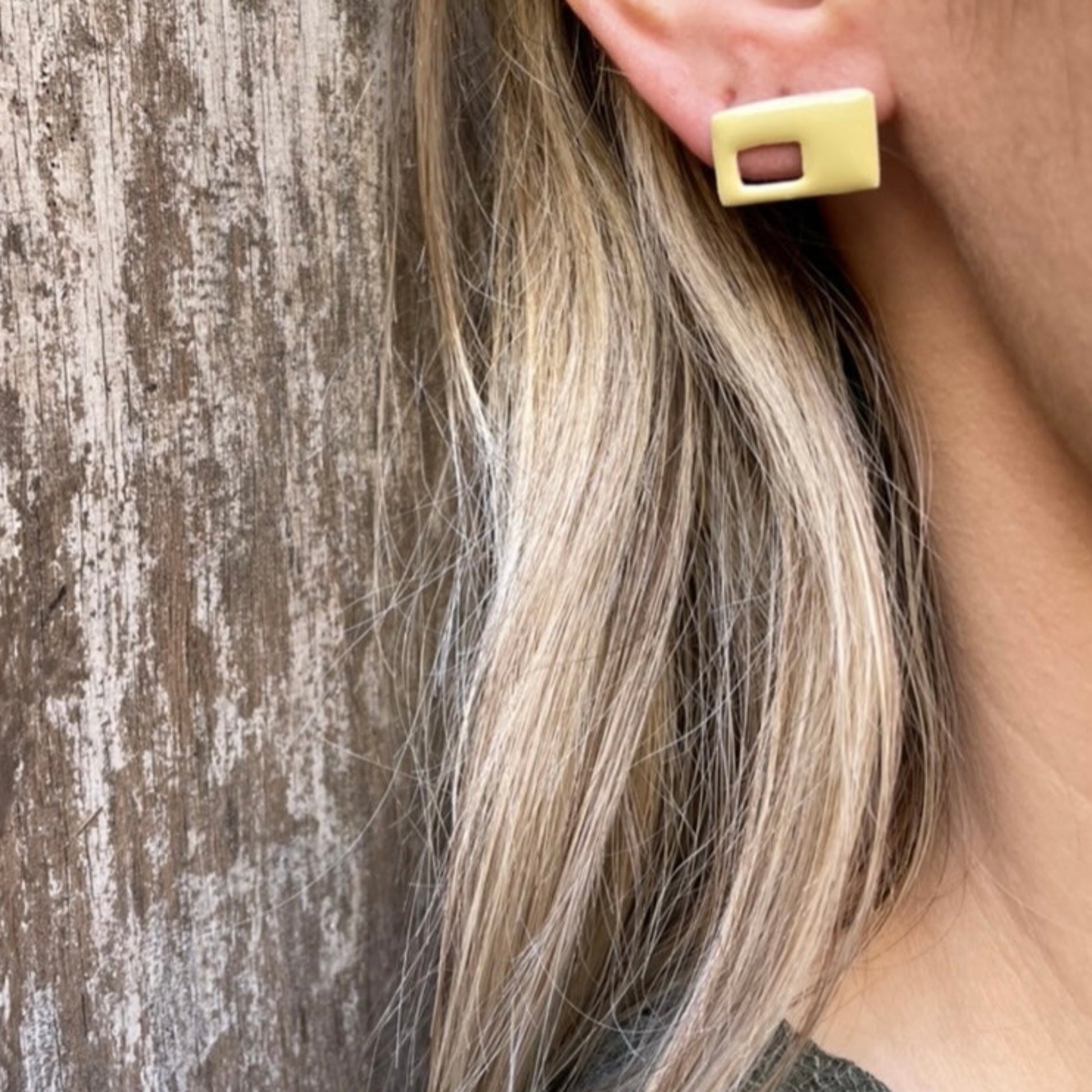 Brass earrings with resin | EnigmaEarrings - CURIUDO