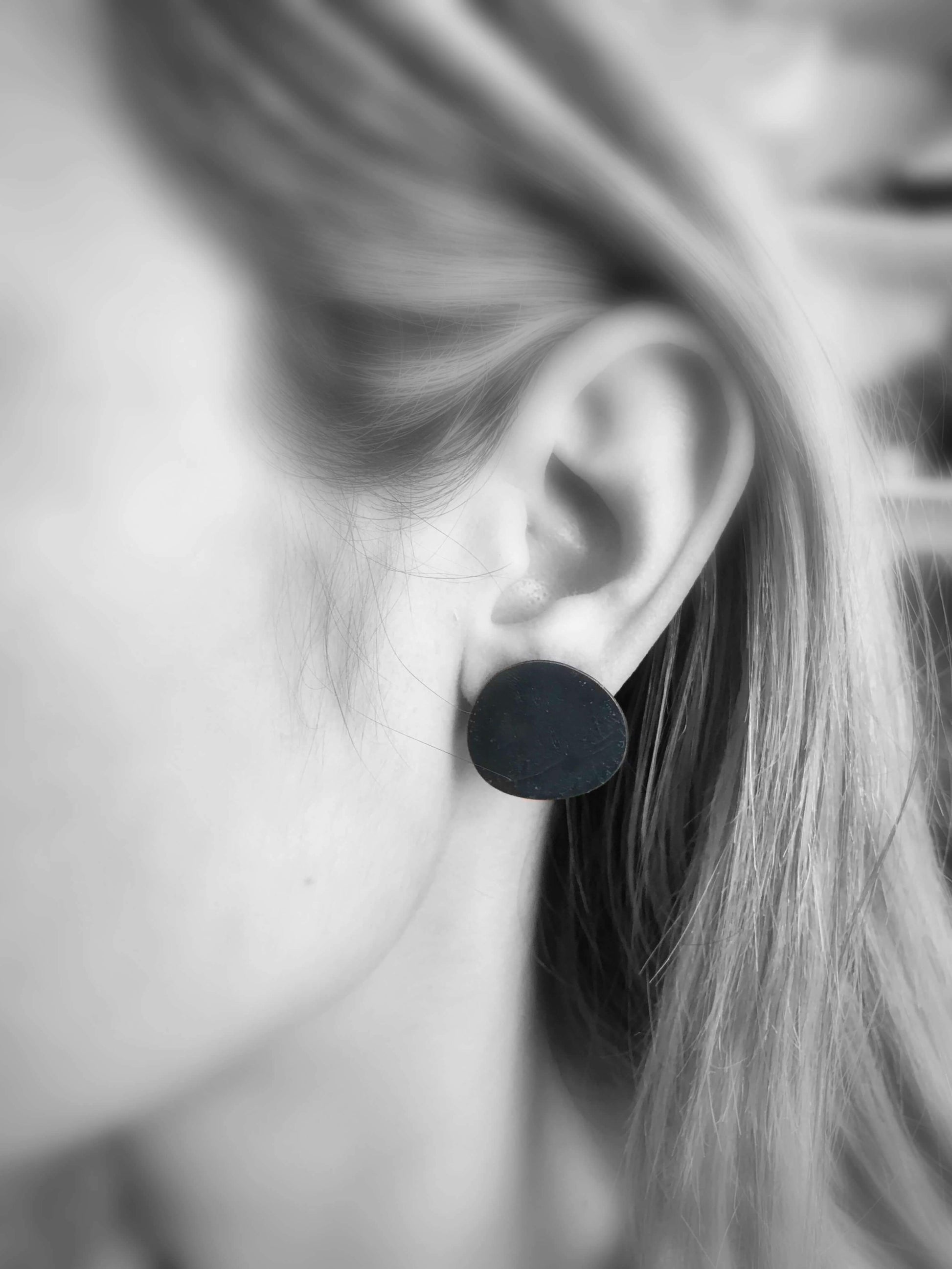 Oxidised brass earrings | Black Dots Earrings - CURIUDO