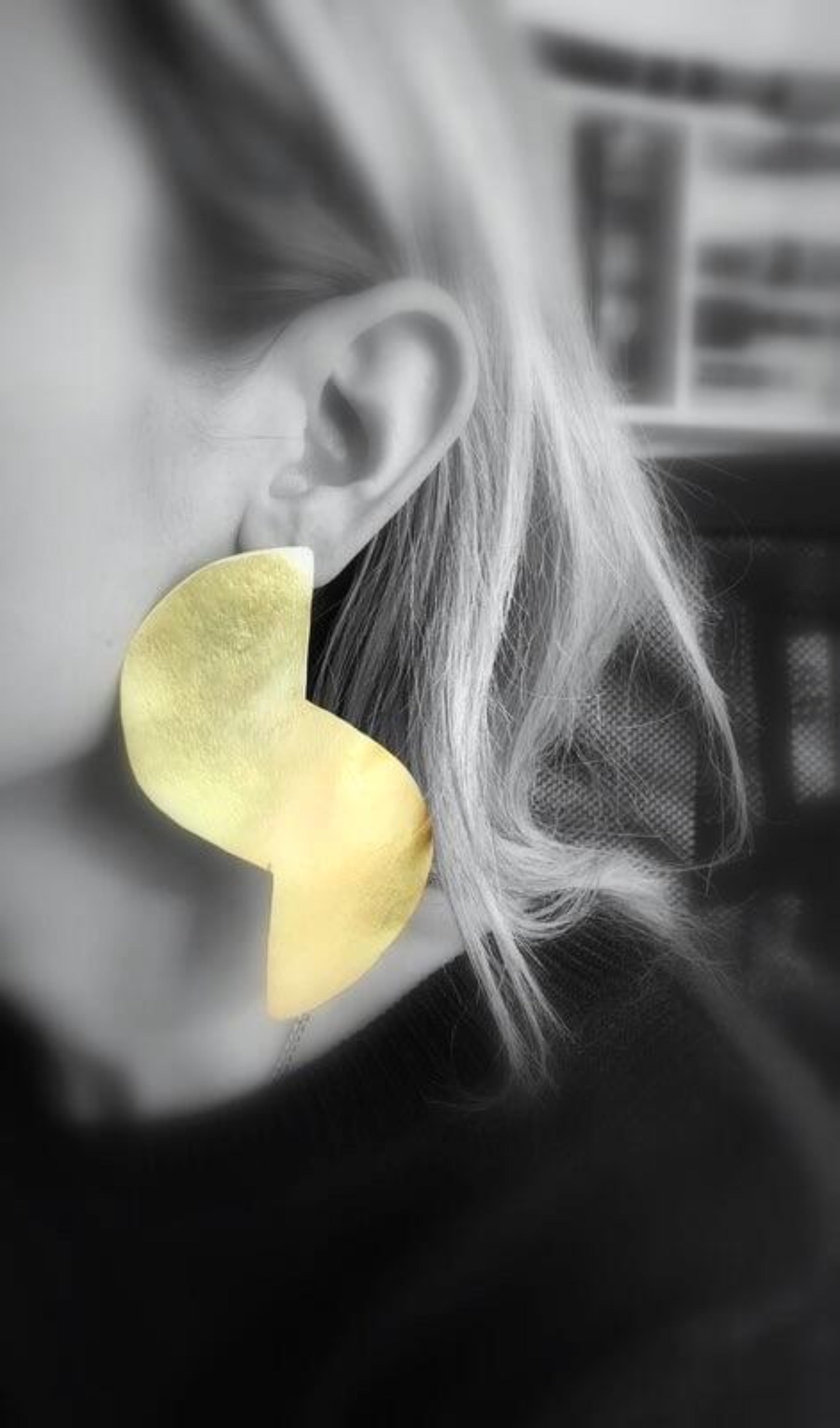 Brass earrings | Yellow Opposite Elxis Earrings - CURIUDO