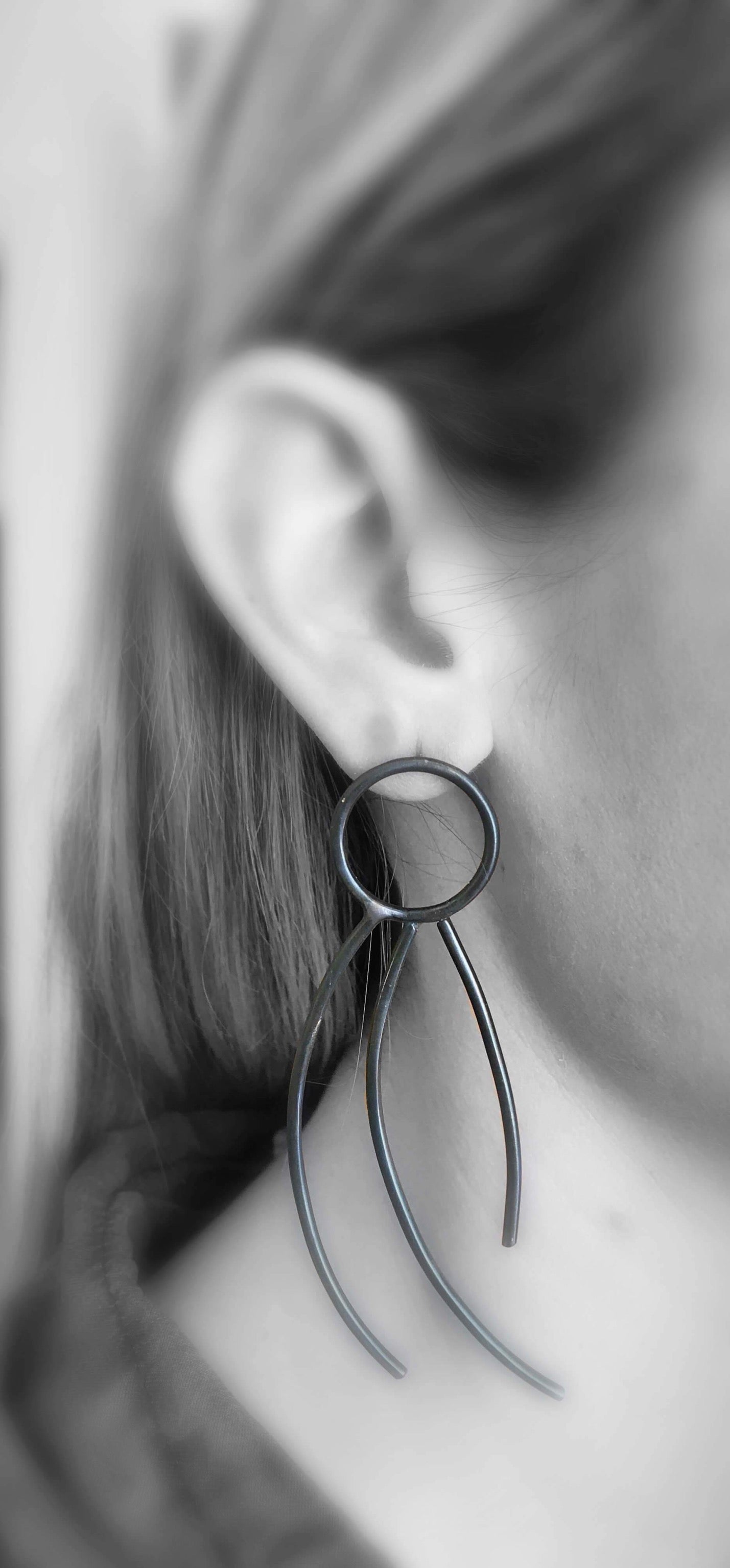Oxidised brass earrings | Black Dancer Cycles Earrings - CURIUDO