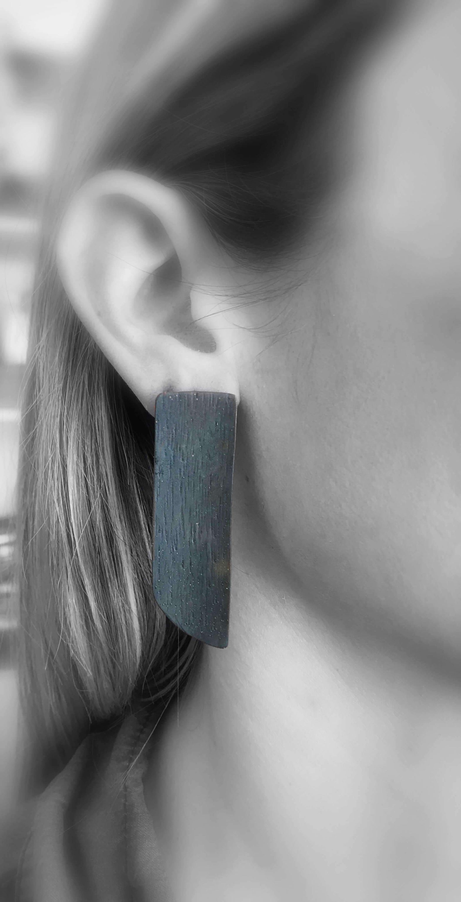 Oxidised brass earrings | Black Afairesis Earrings - CURIUDO