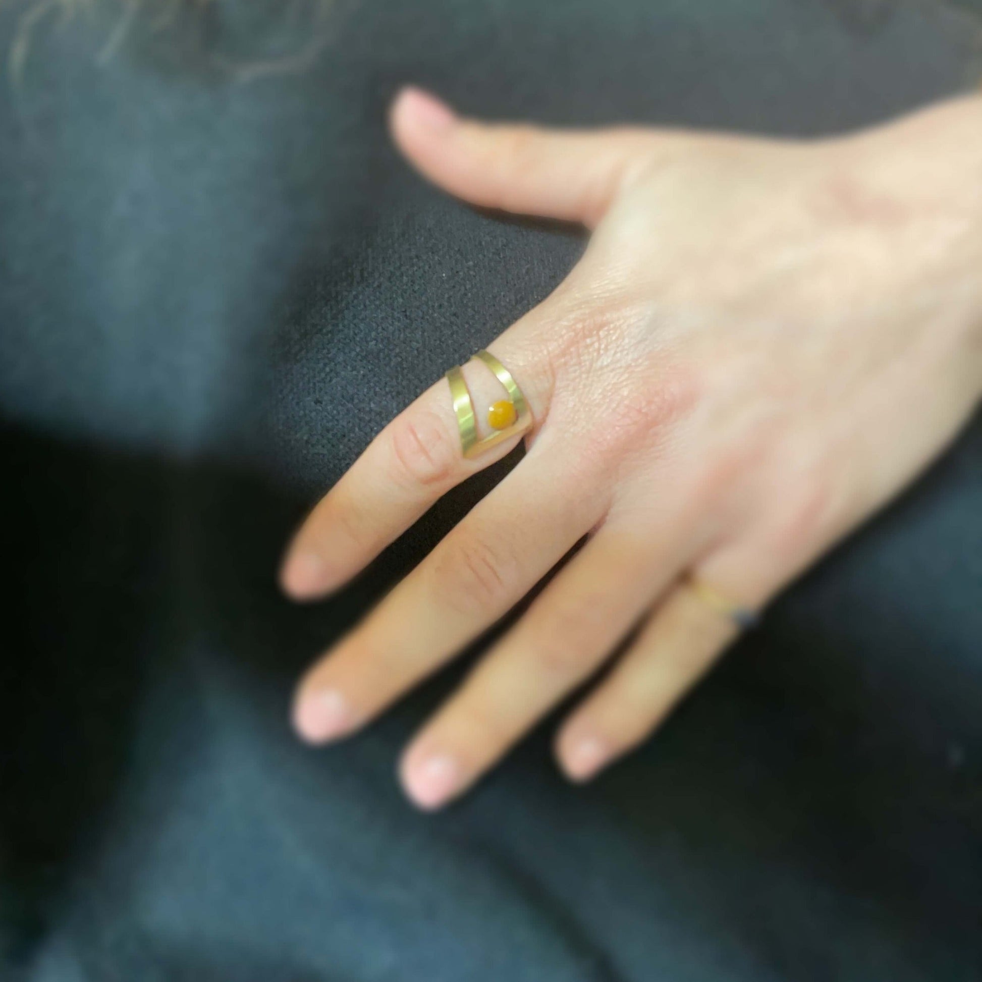 Brass ring with resin | Glances Ring - CURIUDO