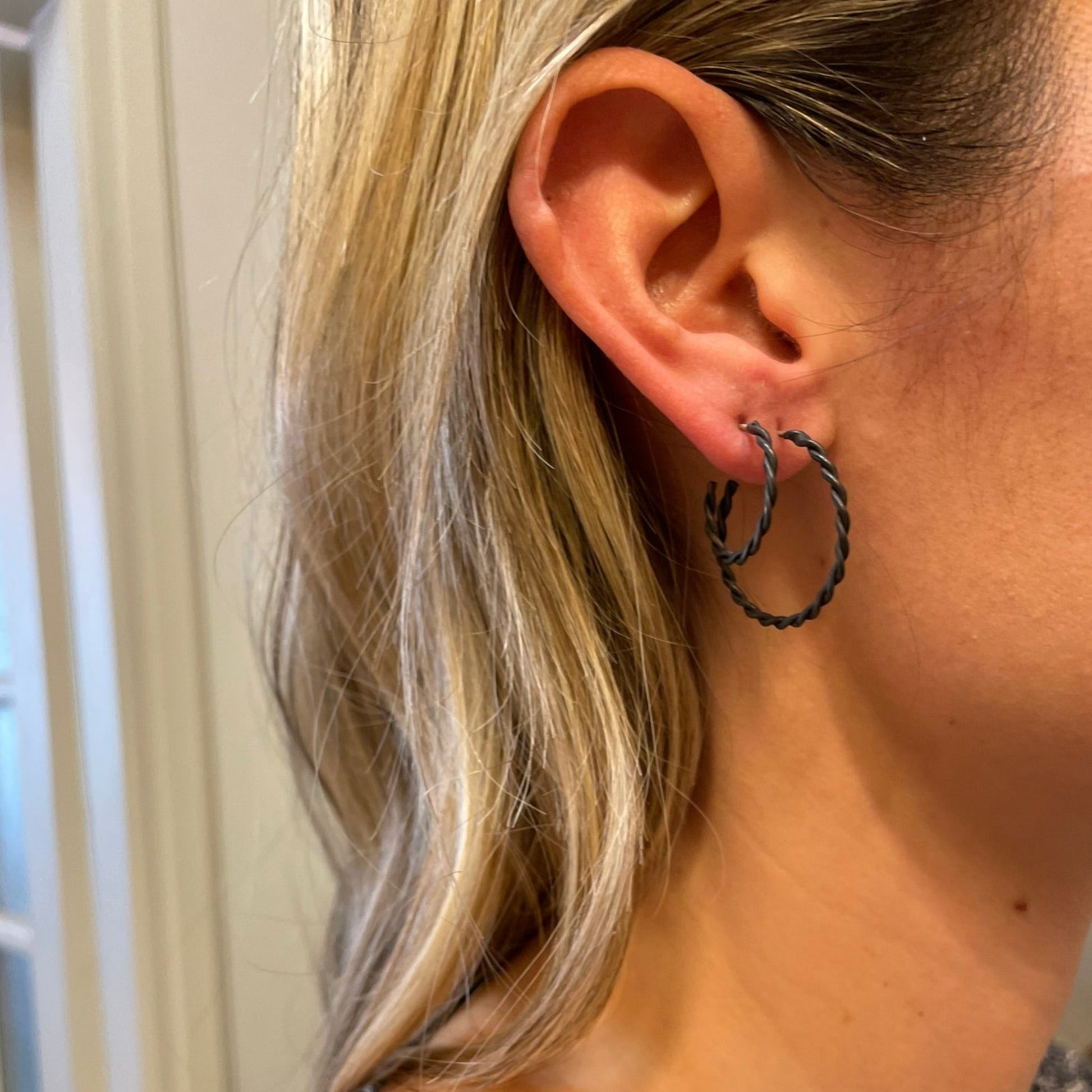 Brass earrings | Black Thoughts Earrings - CURIUDO