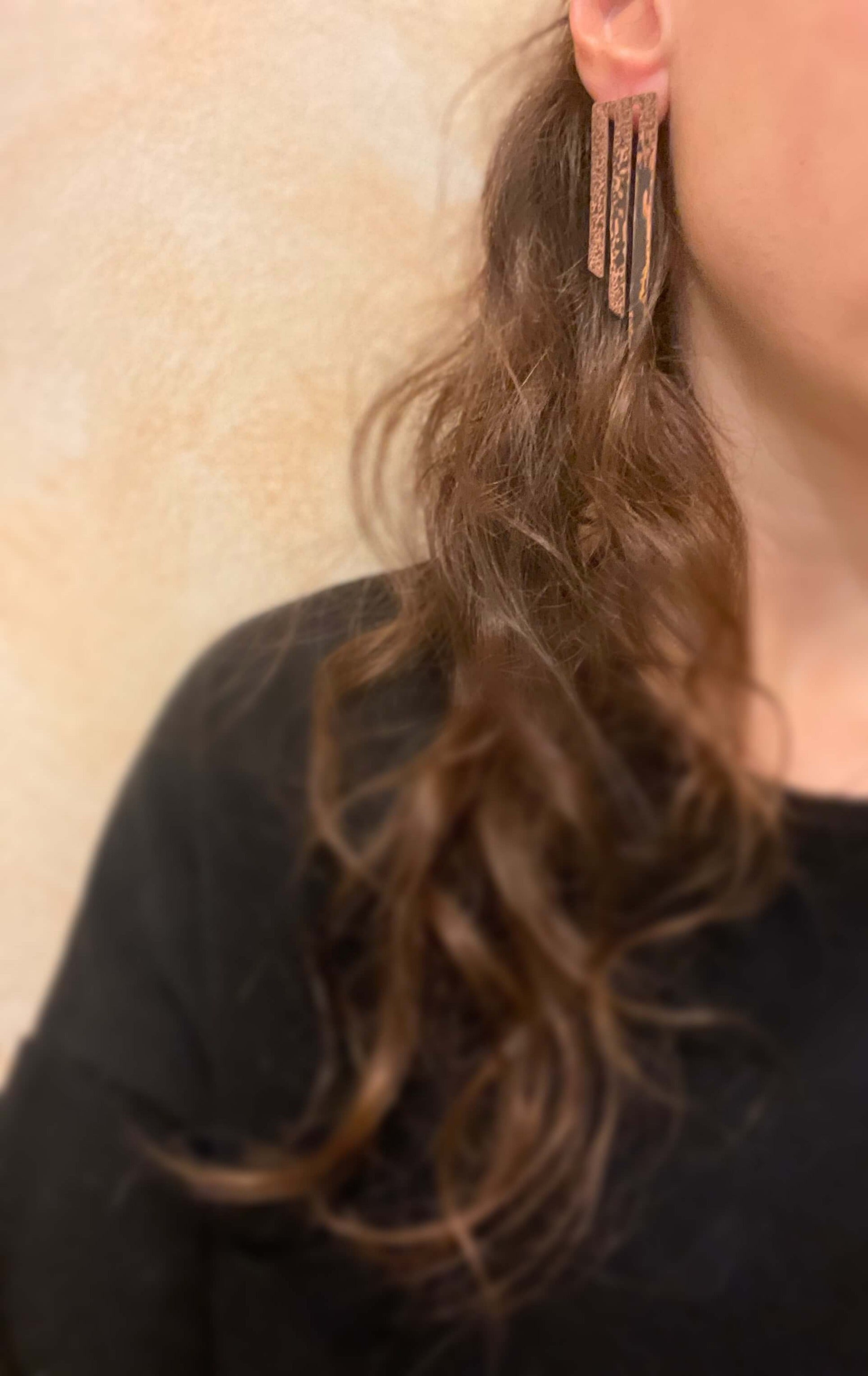 Oxidised copper Earrings | Rose - Black Feathers Earrings - CURIUDO