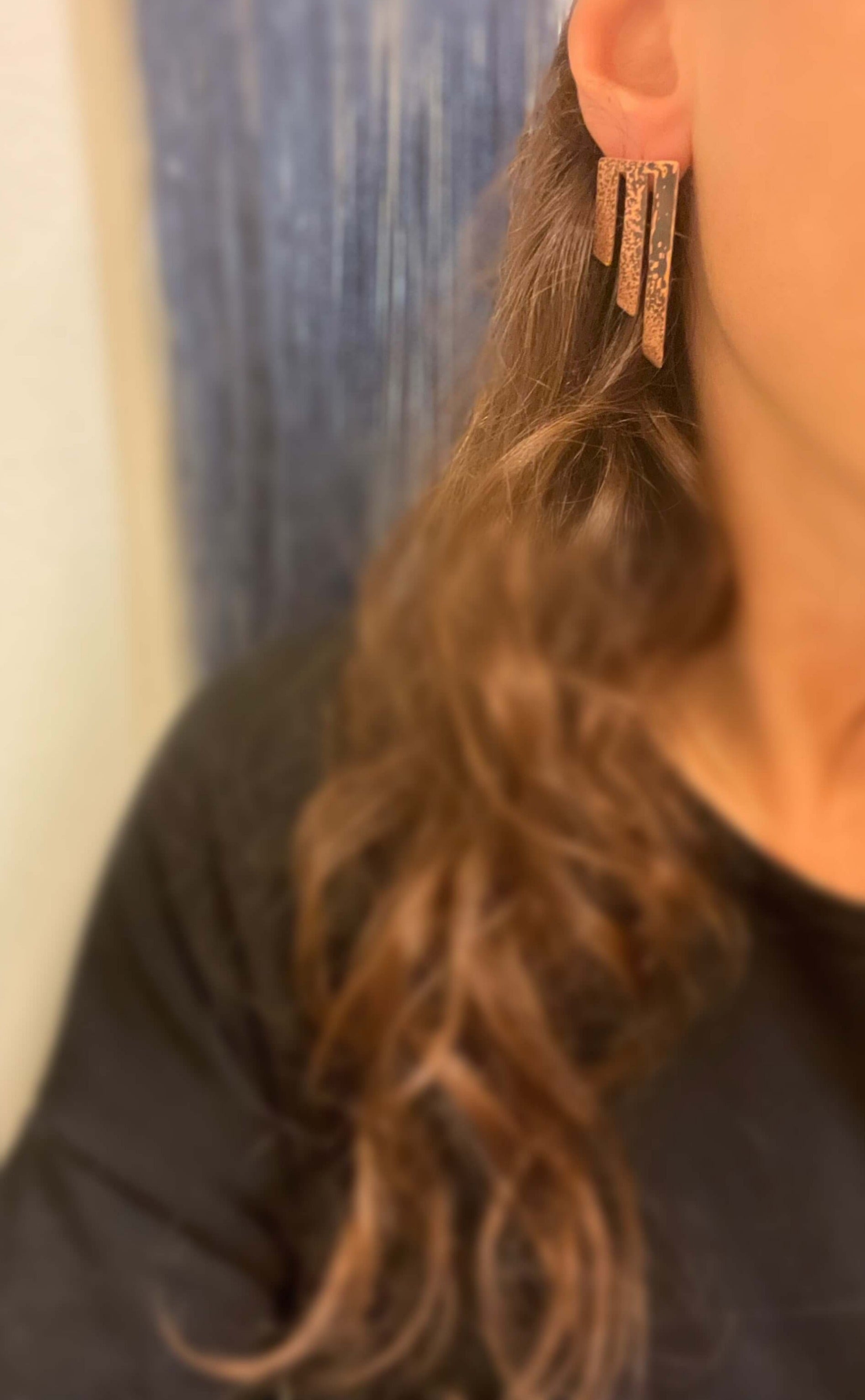 Oxidised copper Earrings | Rose - Black Feathers Earrings - CURIUDO