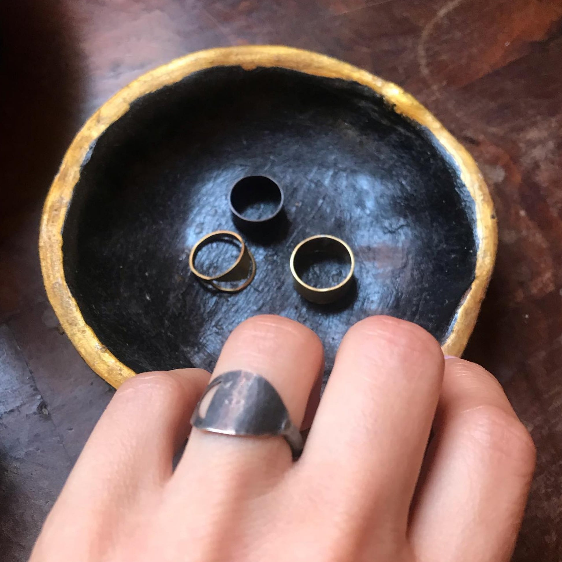 Oxidised brass ring | Black Unexpected Ring - CURIUDO