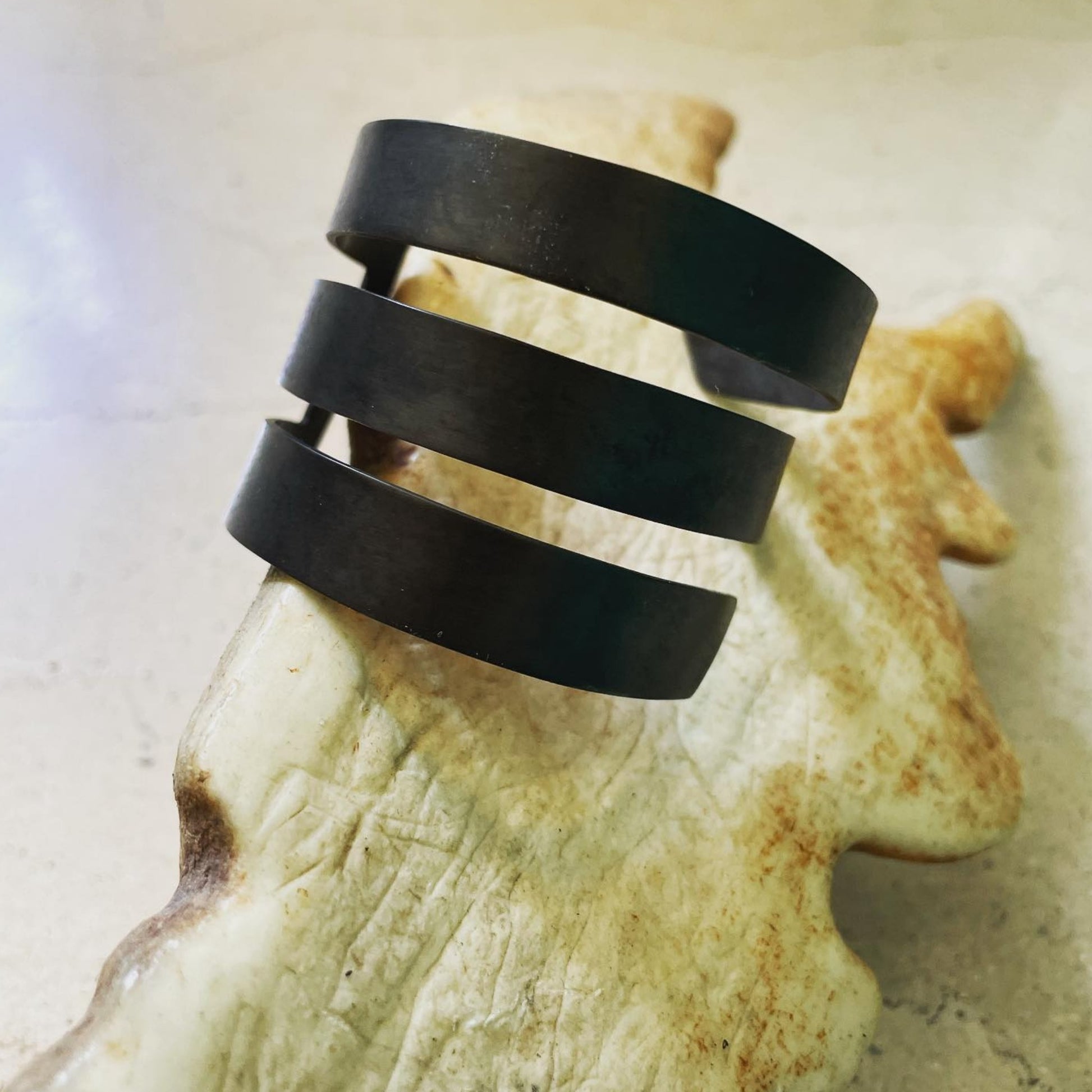 Oxidised brass cuff bracelet |Black Feathers Bracelet - CURIUDO