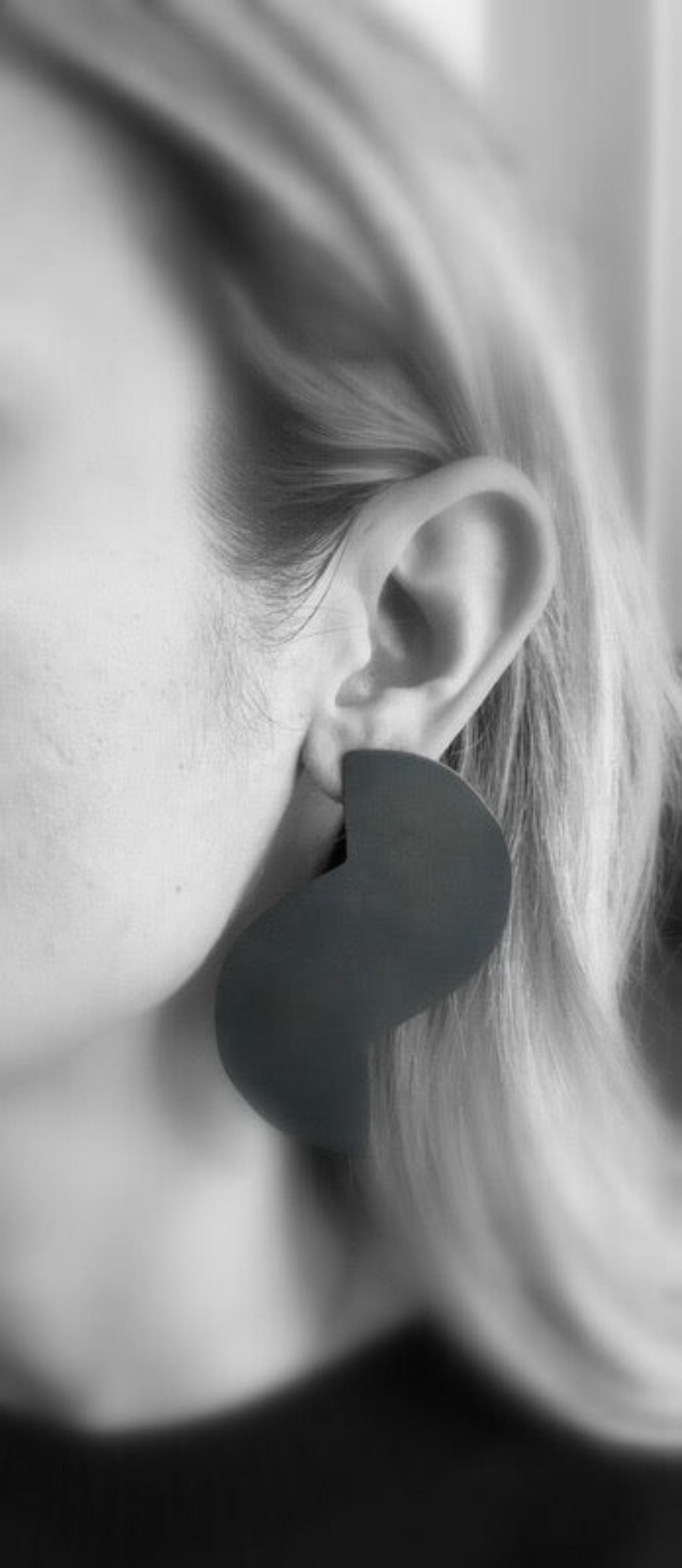 Oxidised brass earrings | Black Semi Cycles Earrings - CURIUDO