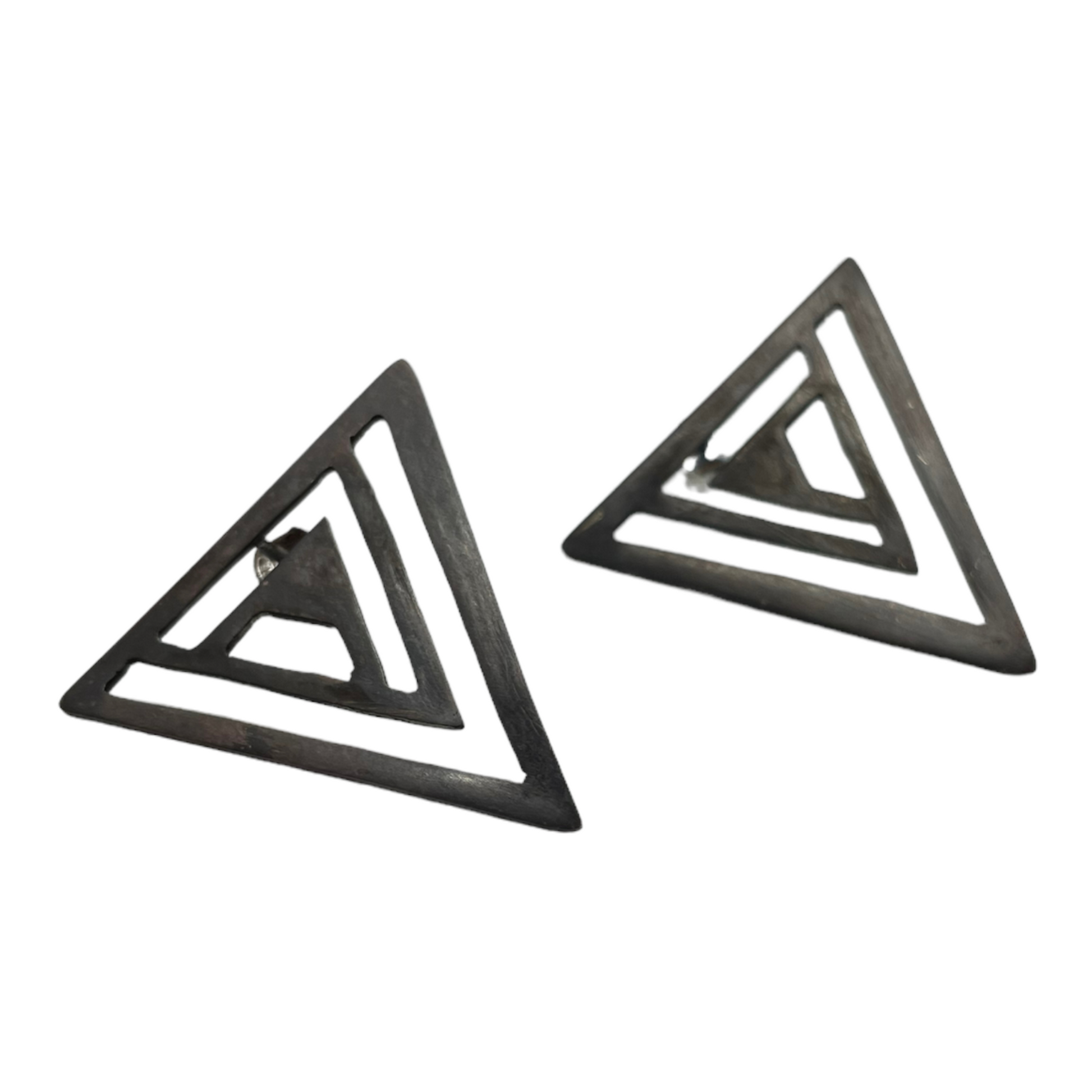 Oxidised brass earrings | Black Pyramides Earrings - CURIUDO