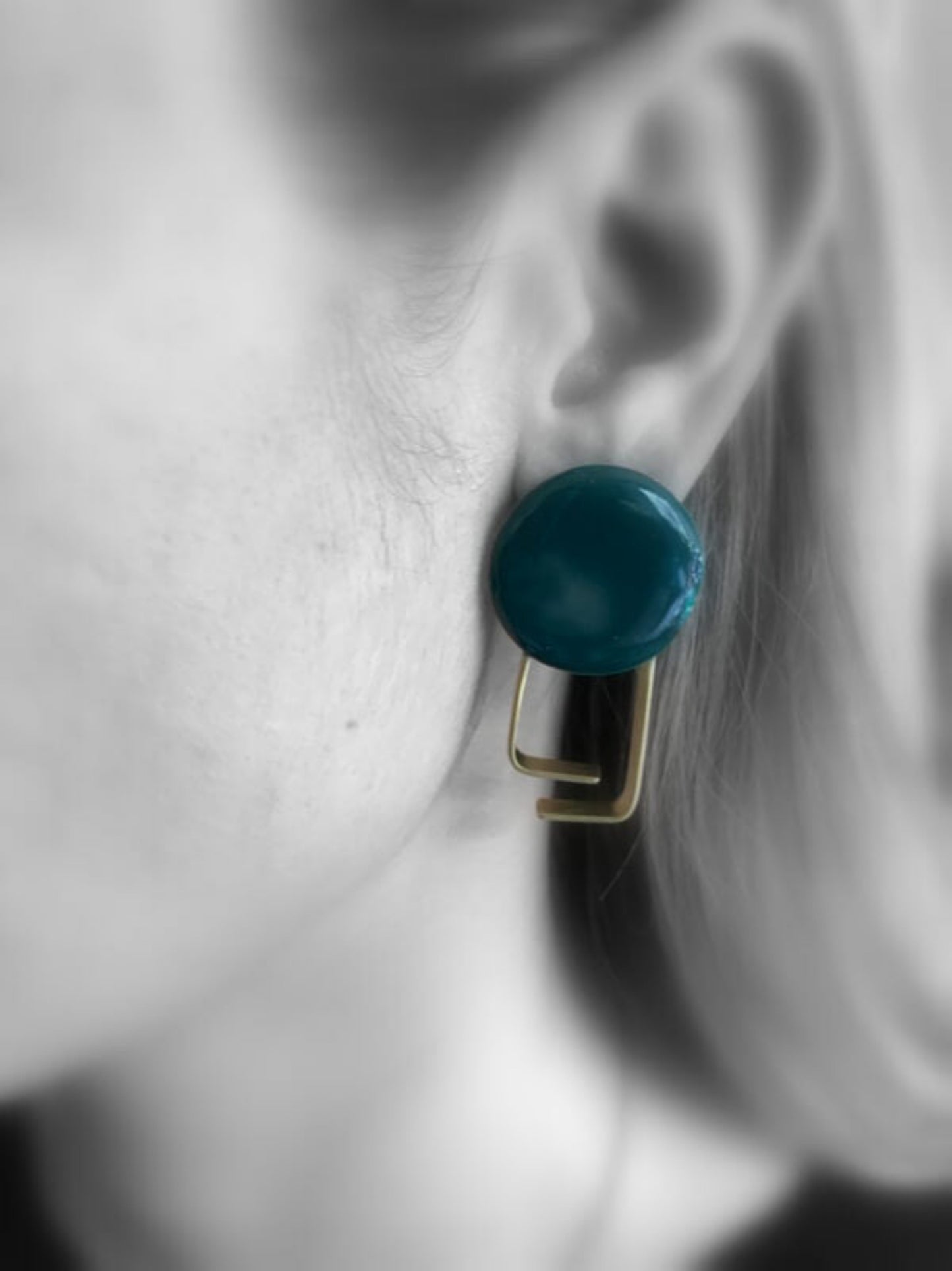 Brass earrings with resin | Circular Hug Earrings - CURIUDO
