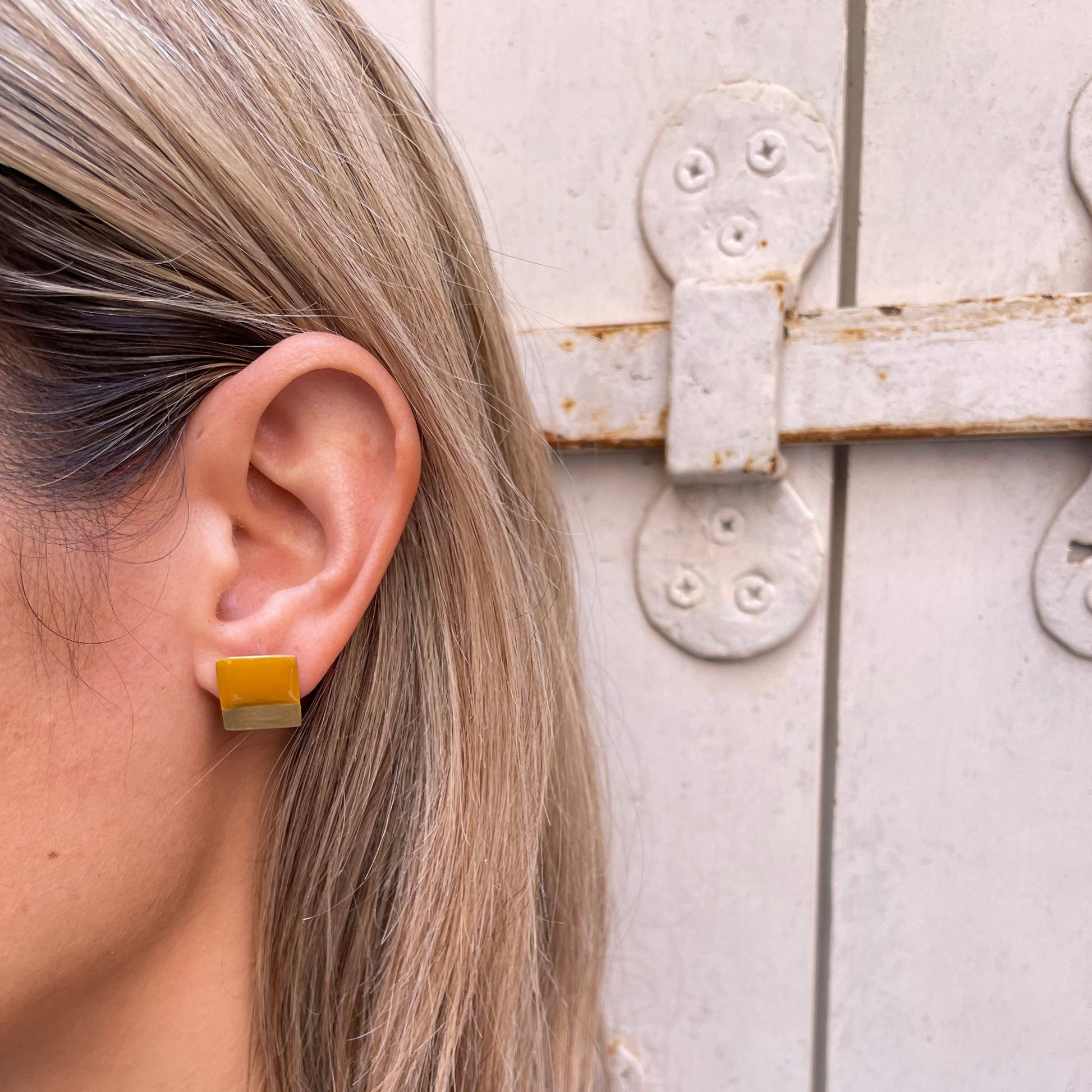 Brass earrings with resin | Stillness Earrings - CURIUDO