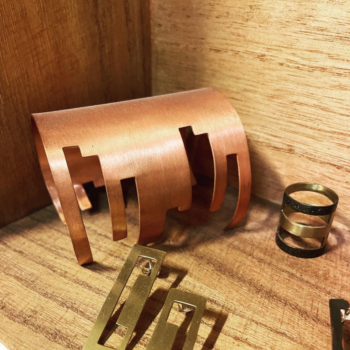 Copper cuff bracelet | Rose Unified Lines Bracelet - CURIUDO