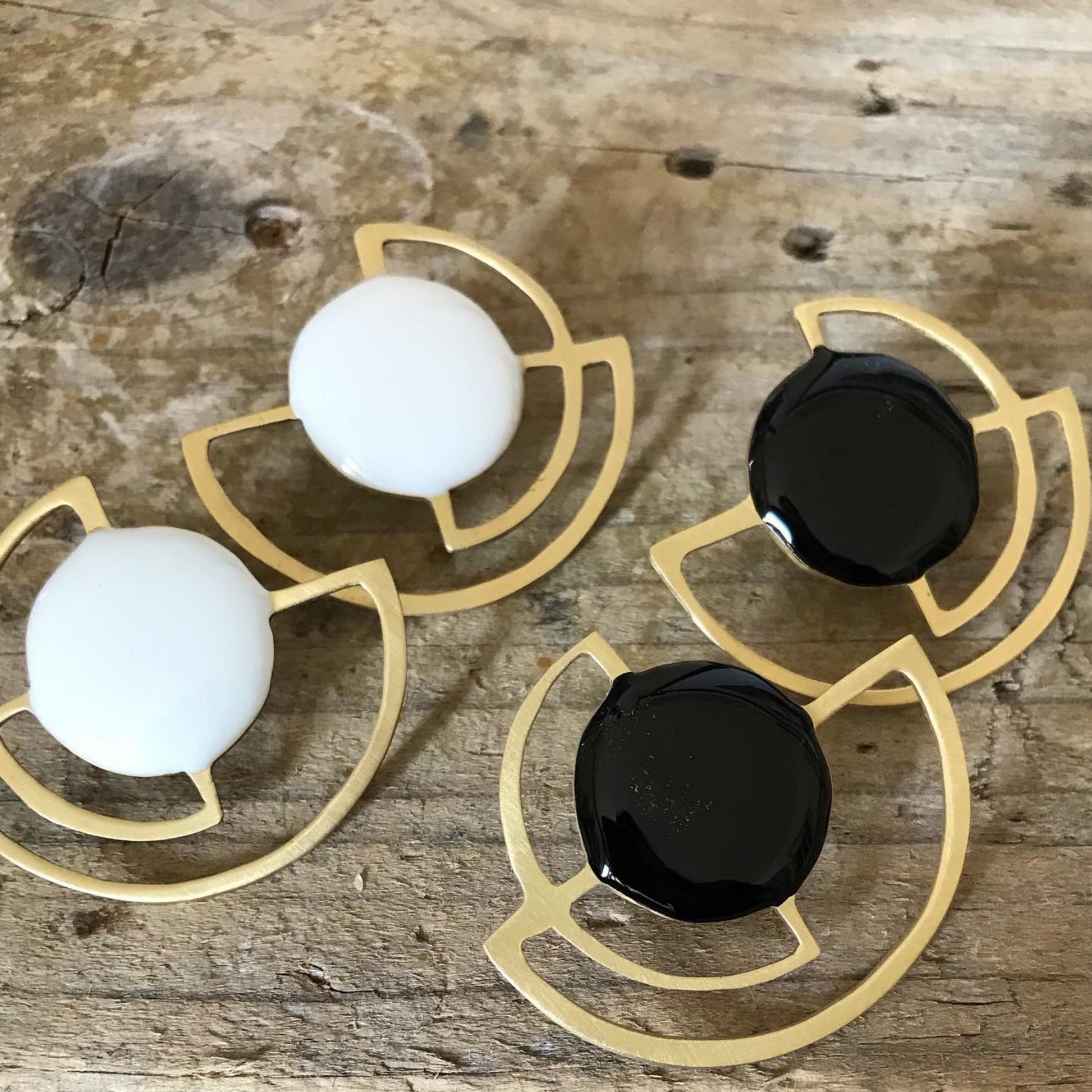 Brass earrings with resin | Solaris Earrings - CURIUDO