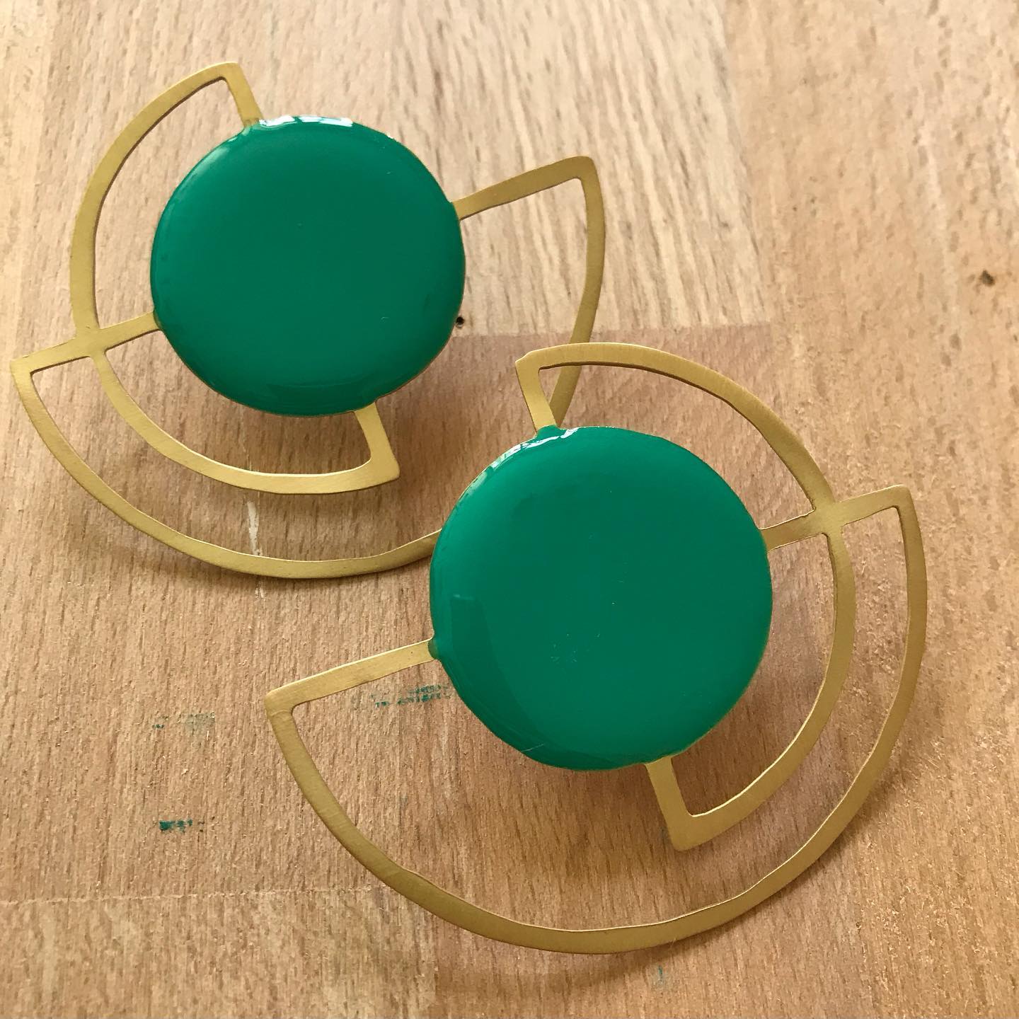 Brass earrings with resin | Solaris Earrings - CURIUDO
