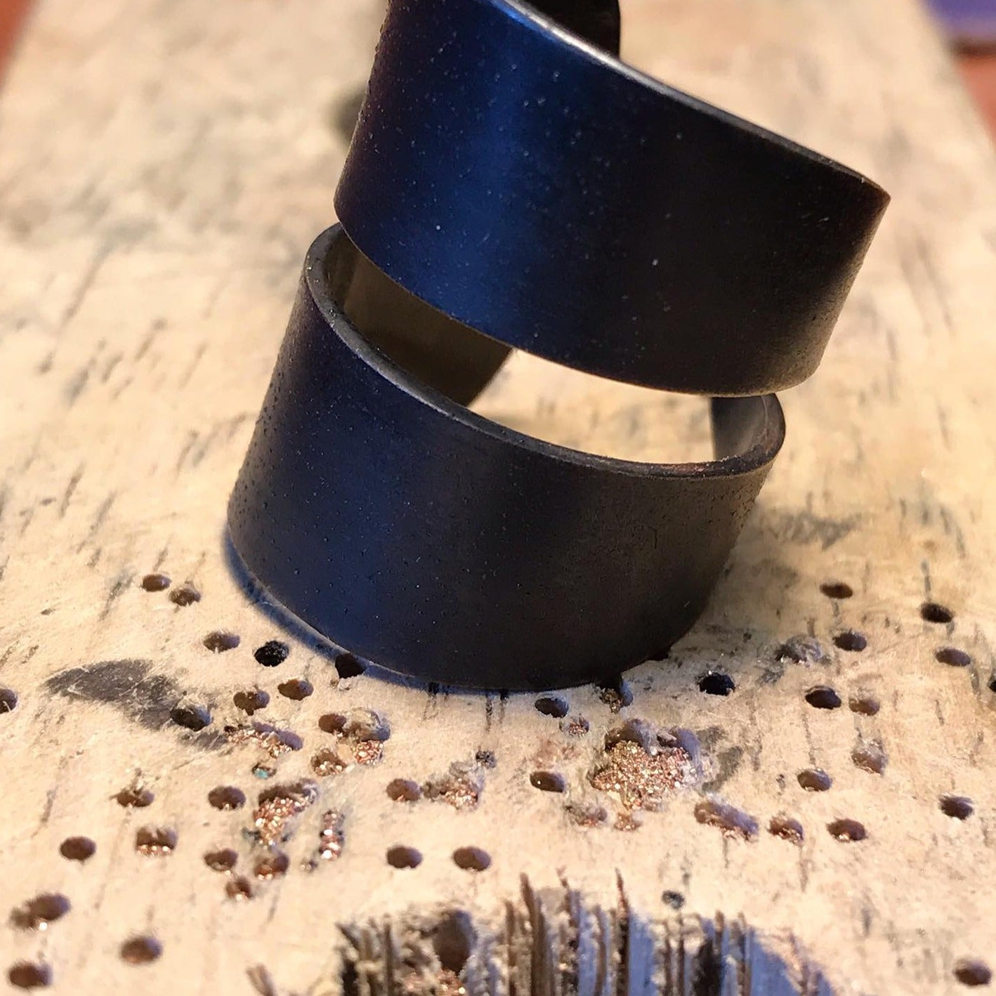 Oxidised brass ring | Black Towards The Earth Ring - CURIUDO